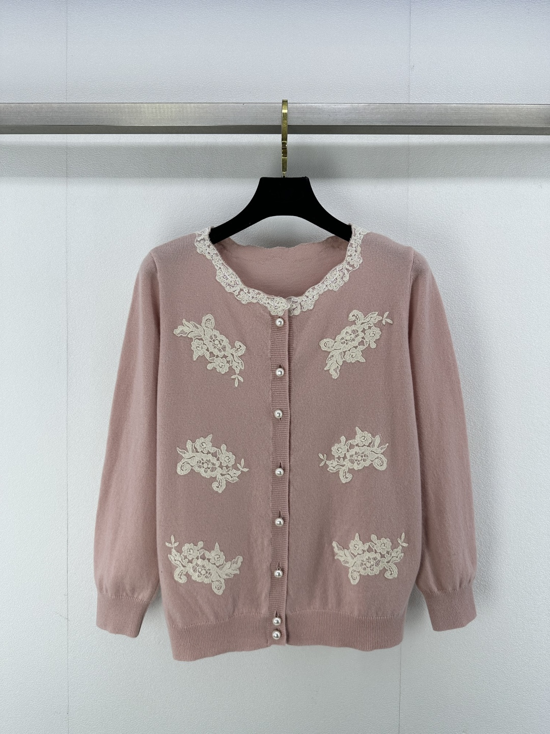 NO:313081,Valentin* new details 25 Spring new product lace cardigan long sleeves 1:1 hand-sewn lace flowers on the neckline, pearl buttons, upper body, age-reducing and temperament 1 color, 3 size SML, valentino, alexander wang19860909Valentin*上新细节 25 春季新品蕾丝花边开衫长袖 1:1 领口衣身手工缝制蕾丝花朵 珍珠纽扣上身减龄又气质 1色3码SML,,valentino,alexander wang,Women's clothing