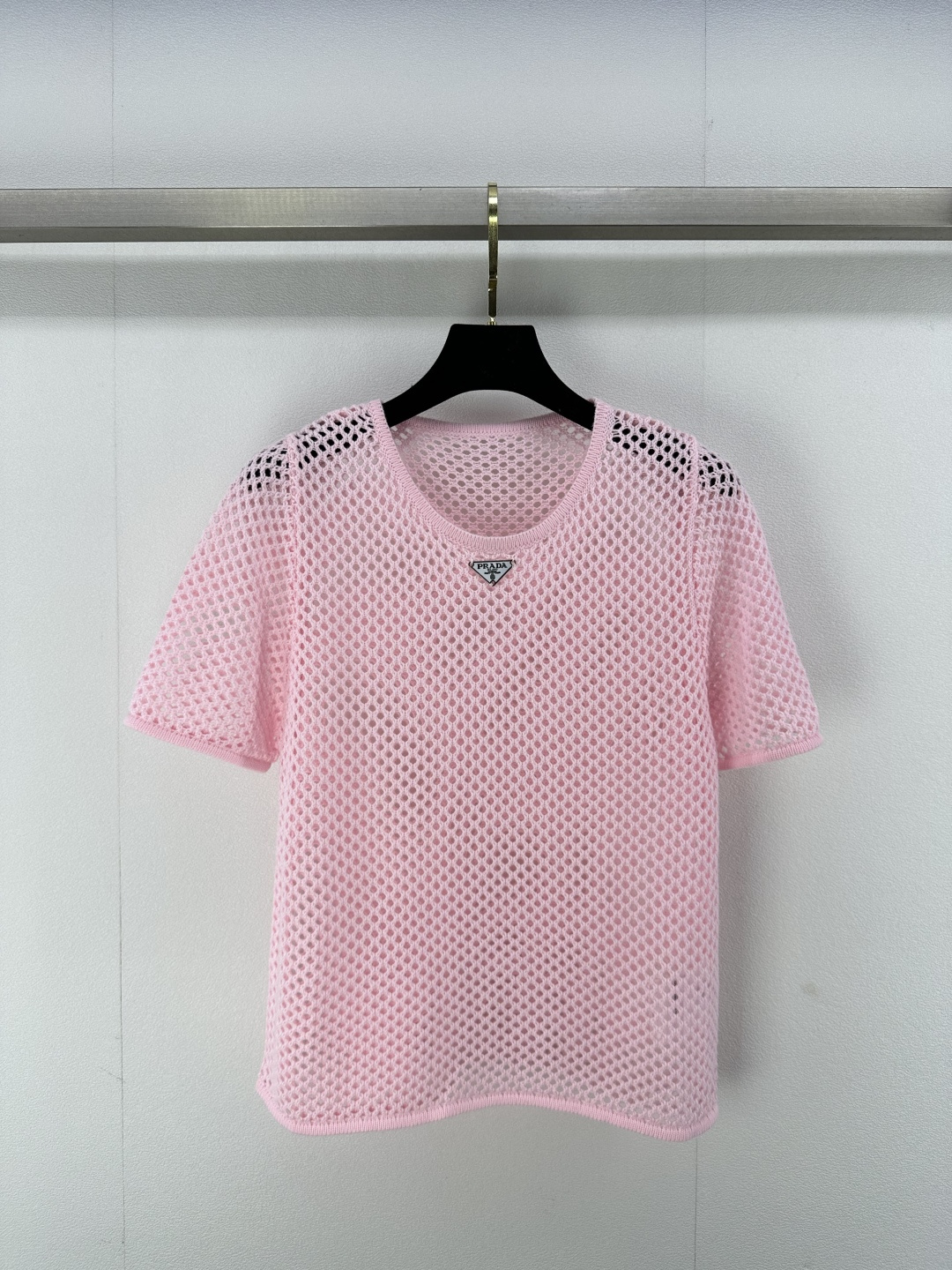 NO:313087,New details on Prad* 25 spring and summer new knitted round neck short sleeves hollow knitted design classic letter logo pattern triangle embellishment breathable and comfortable youthful playful fashionable and versatile 1 color 3 code SML, prada, T-shirt, alexander wang19860909Prad*上新细节 25春夏新款针织圆领短袖 镂空针织设计 经典字母logo图案三角标点缀 透气舒服 青春俏皮 时髦百搭 1色3码SML,,prada,T-shirt,alexander wang,Women's clothing