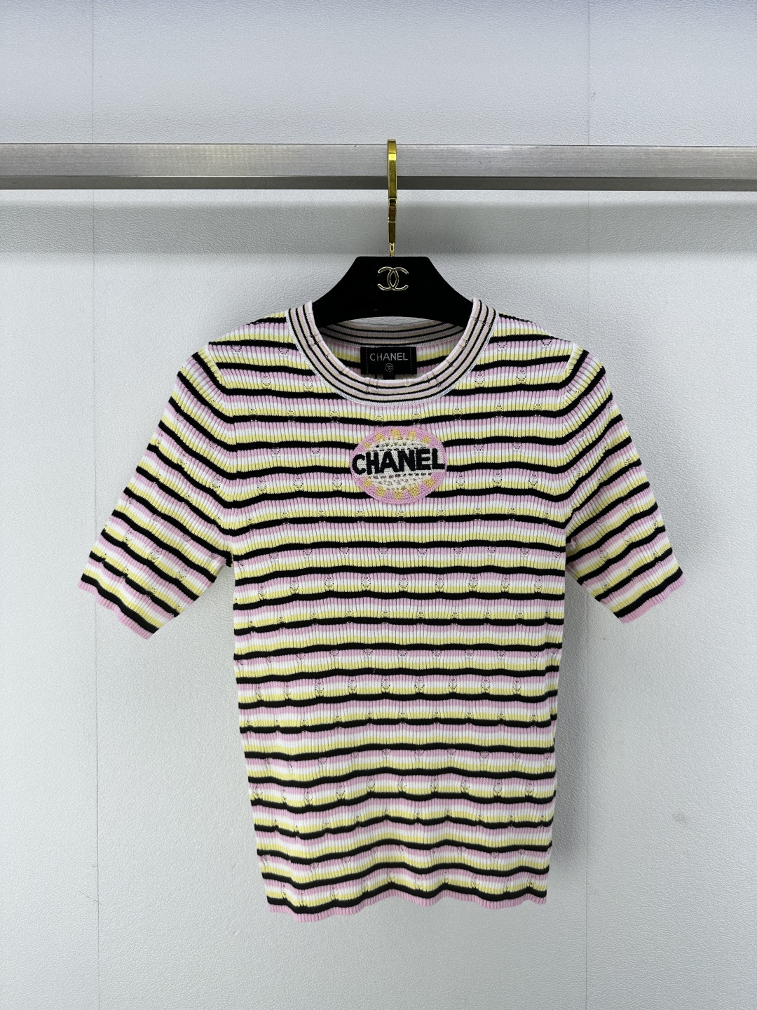 NO:312492,Chane* new details 25 The latest striped short-sleeved early spring color striped knitted color scheme full of vitality and youthfulness ~ the letter logo on the chest is recognizable and highly recognizable!  1 color 3 code SML, chanel, T-shirt, alexander wang19860909Chane*上新细节 25 早春最新条纹短袖 彩色条纹针织配色 活力青春感十足～胸前章仔标字母logo辨识度及高！ 1色3码SML,,chanel,T-shirt,alexander wang,Women's clothing