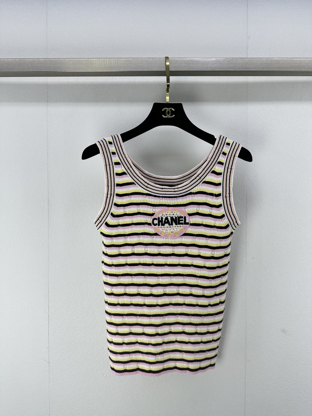 NO:312498,Chane* New details 25 The latest striped vest in early spring, colorful striped knitted color scheme, full of vitality and youthfulness ~ the letter logo on the chest is highly recognizable!  1 color 3 code SML, chanel, alexander wang19860909Chane*上新细节 25 早春最新条纹背心 彩色条纹针织配色 活力青春感十足～胸前章仔标字母logo辨识度及高！ 1色3码SML,,chanel,alexander wang,Women's clothing
