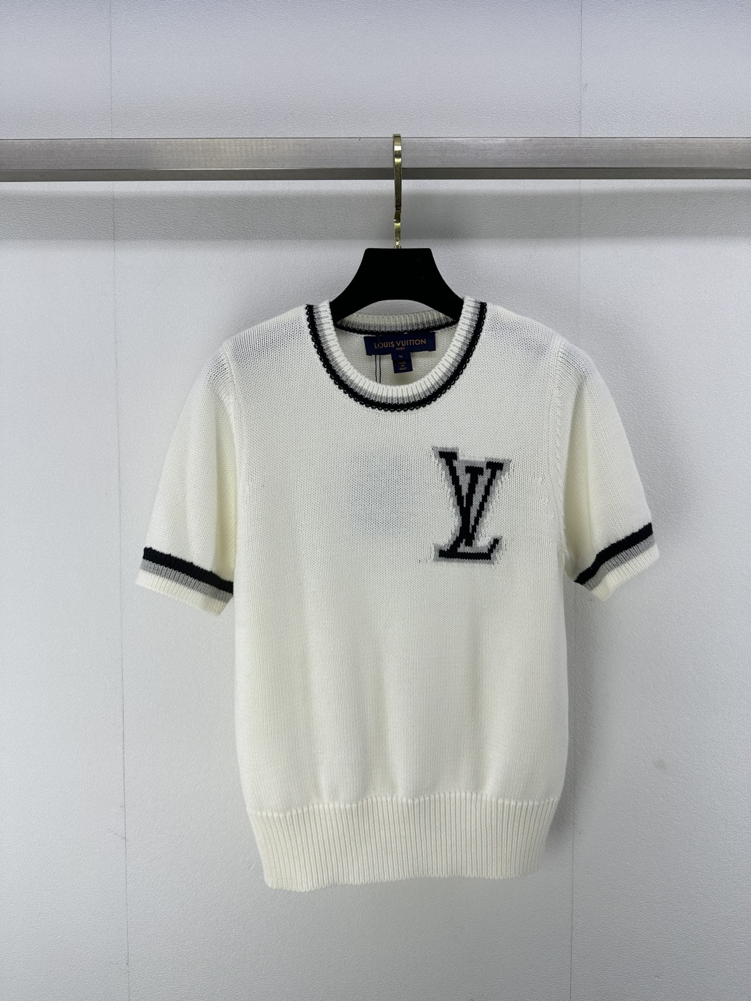 NO:313073,New details on LV* 25 new round neck logo pullover short sleeve classic LV jacquard decoration neckline contrast design high-end fashionable brand 3 colors 3 code SML, louis vuitton, T-shirt, alexander wang19860909LV*上新细节 25 新款圆领logo套头短袖 经典LV提花装饰 领口撞色设计 高级时髦大牌 3色3码SML,,louis vuitton,T-shirt,alexander wang,Women's clothing