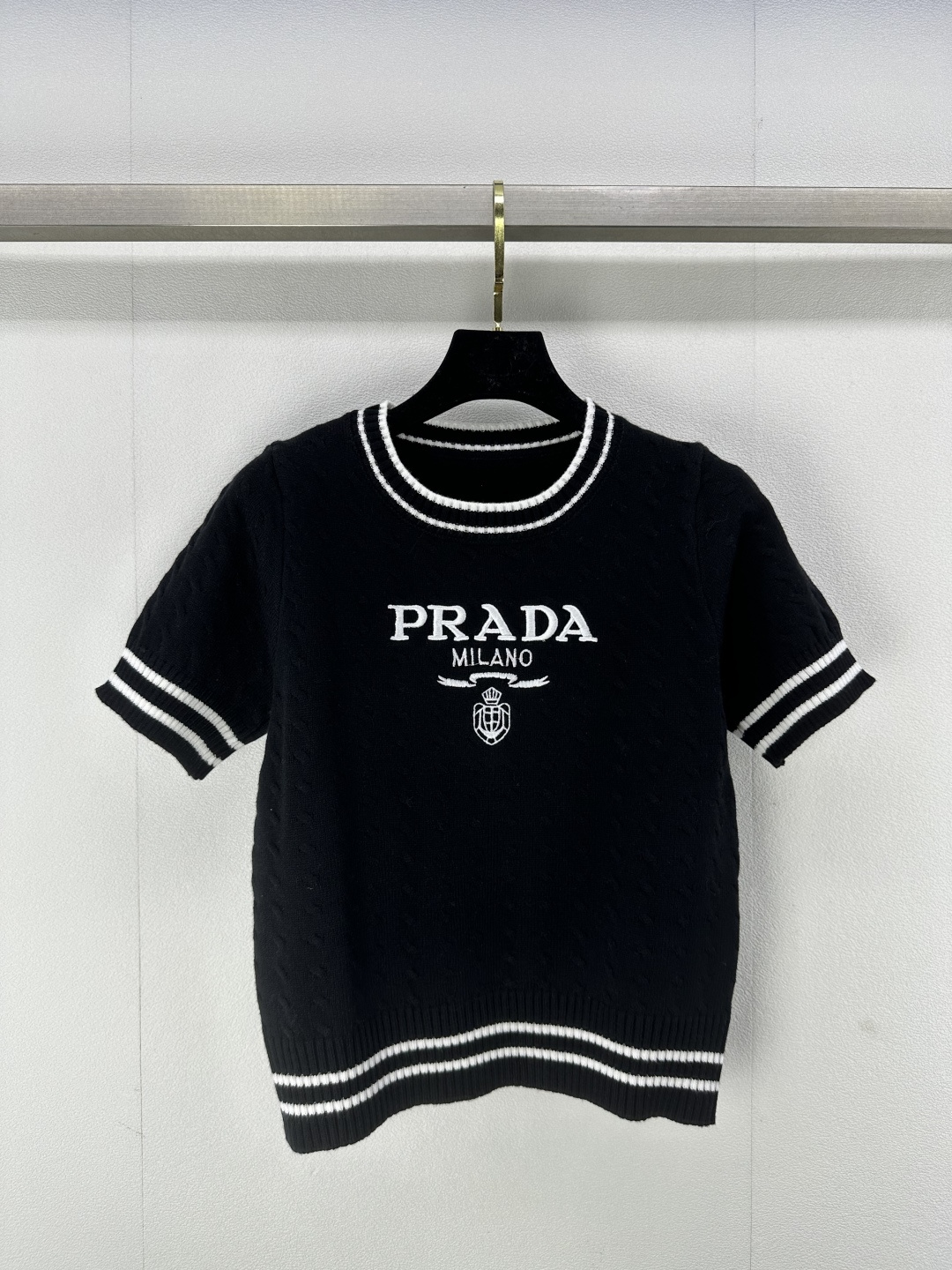 NO:312473,New details on Prada* 25 Spring and Summer New round neck embroidered knitted short sleeves!  Temperament design reduces age-reducing girlish style, versatile and fashionable!  Logo letter logo on chest, classic style is not picky, 3 colors and 3 codes SML, prada, T-shirt, alexander wang19860909Prada*上新细节 25 春夏新款圆领刺绣针织短袖！ 气质设计减龄少女风 百搭时髦！胸前logo字母标志,经典版型不挑人 3色3码SML,,prada,T-shirt,alexander wang,Women's clothing