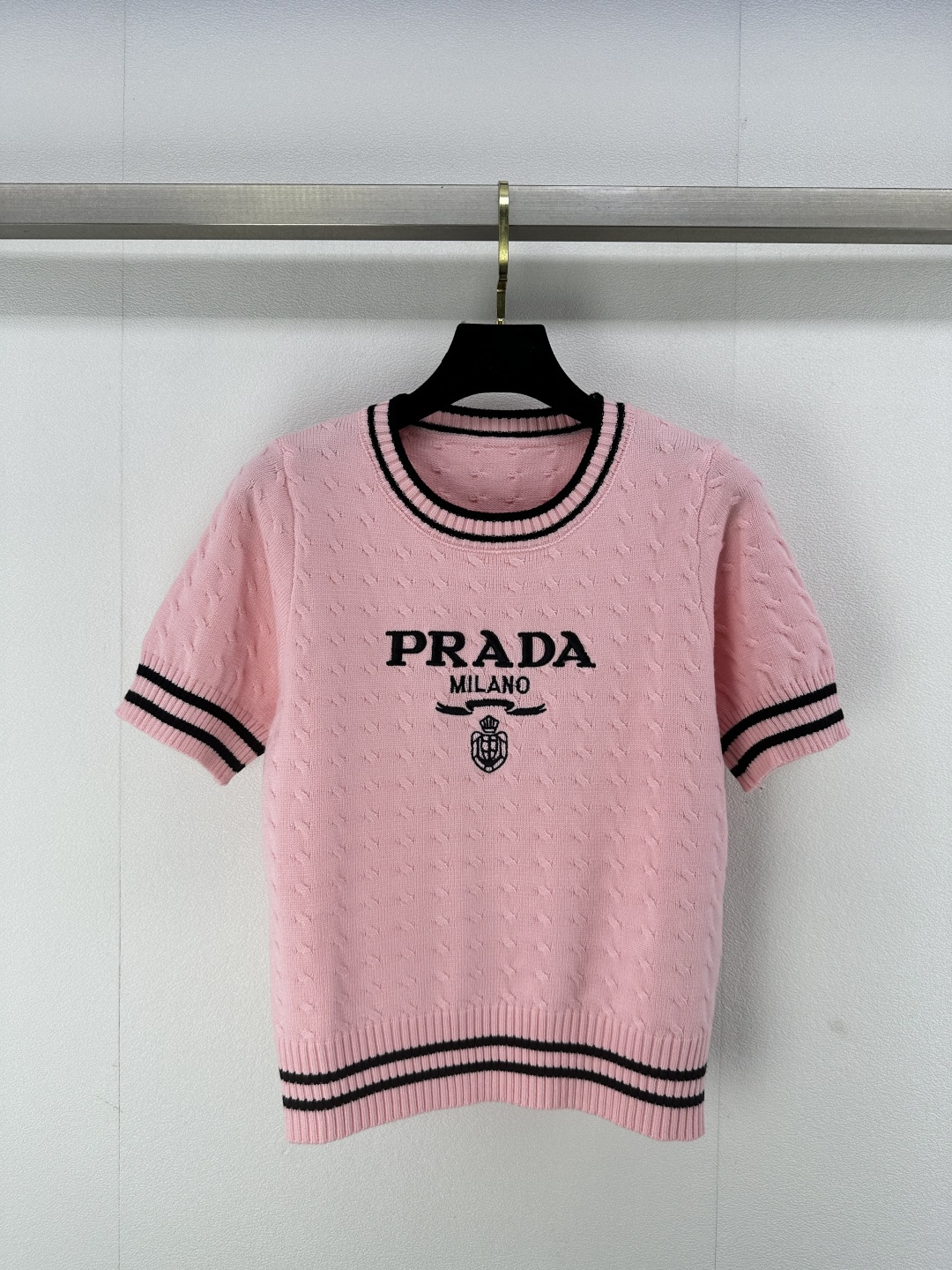 NO:312479,New details on Prada* 25 Spring and Summer New round neck embroidered knitted short sleeves!  Temperament design reduces age-reducing girlish style, versatile and fashionable!  Logo letter logo on chest, classic style is not picky, 3 colors and 3 codes SML, prada, T-shirt, alexander wang19860909Prada*上新细节 25 春夏新款圆领刺绣针织短袖！ 气质设计减龄少女风 百搭时髦！胸前logo字母标志,经典版型不挑人 3色3码SML,,prada,T-shirt,alexander wang,Women's clothing