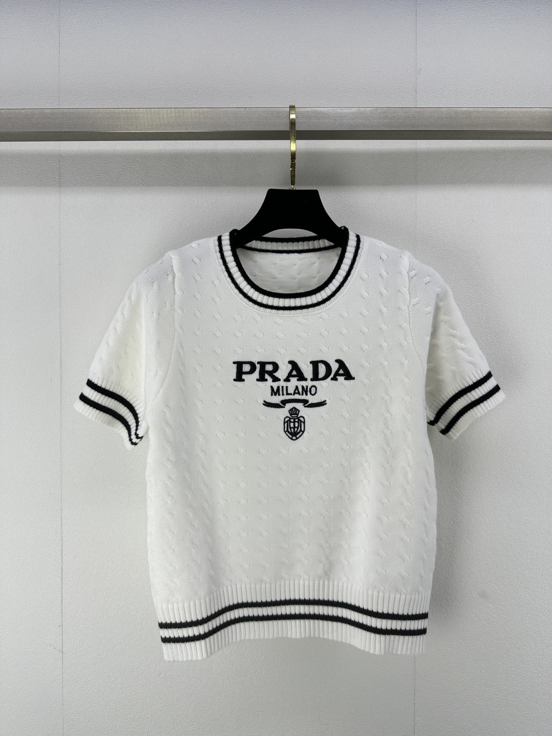 NO:312485,New details on Prada* 25 Spring and Summer New round neck embroidered knitted short sleeves!  Temperament design reduces age-reducing girlish style, versatile and fashionable!  Logo letter logo on chest, classic style is not picky, 3 colors and 3 codes SML, prada, T-shirt, alexander wang19860909Prada*上新细节 25 春夏新款圆领刺绣针织短袖！ 气质设计减龄少女风 百搭时髦！胸前logo字母标志,经典版型不挑人 3色3码SML,,prada,T-shirt,alexander wang,Women's clothing
