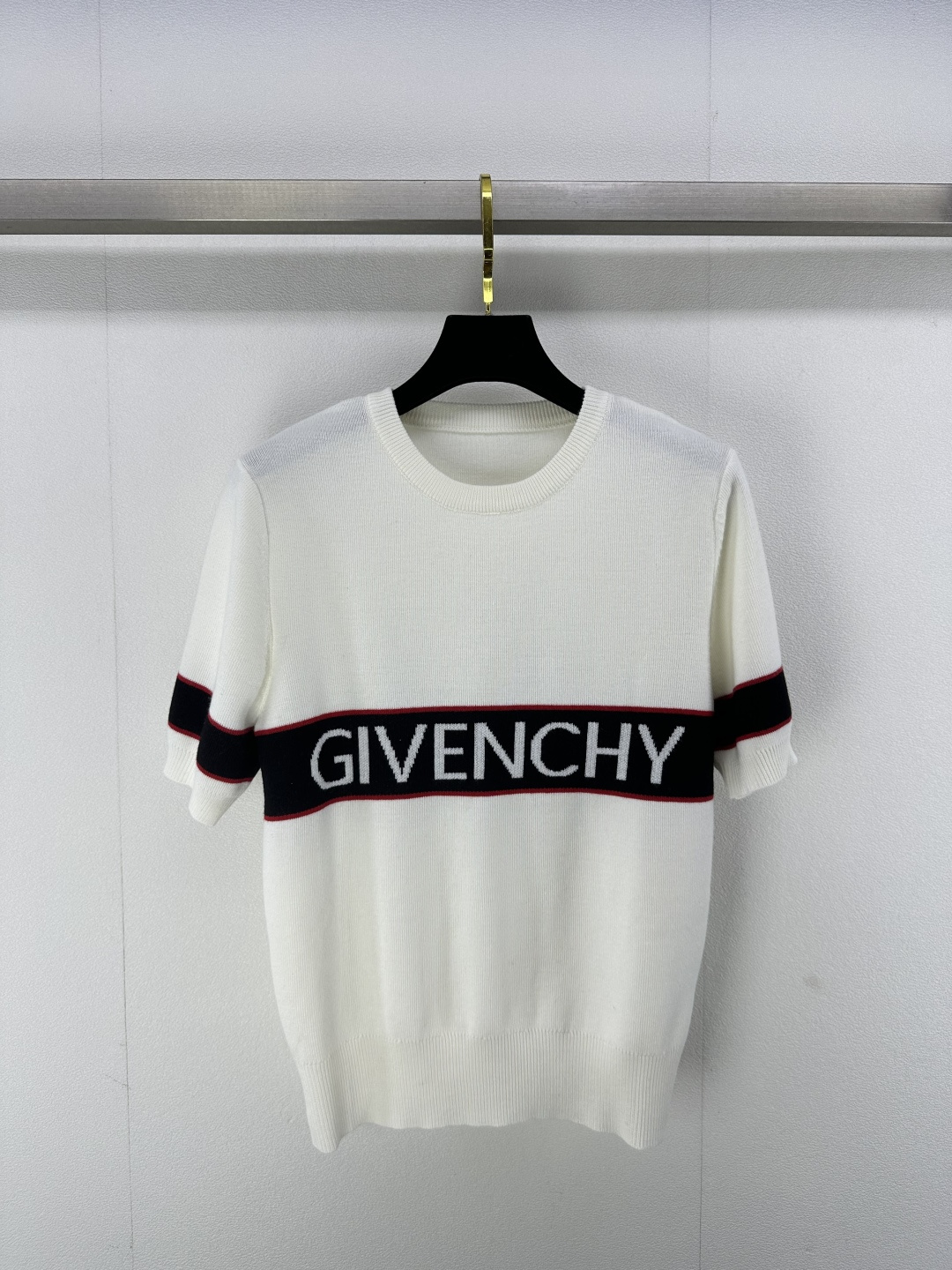 NO:313077,New details on Givench* 25 Spring and summer new knitted round neck short sleeves Contrast striped design Classic letter logo jacquard decoration Simple and fashionable daily versatile 2 colors 3 codes SML, givennchy, T-shirt, alexander wang19860909Givench*上新细节 25 春夏新款针织圆领短袖 撞色条纹设计 经典字母logo提花装饰 简约时髦日常百搭 2色3码SML,,givenchy,T-shirt,alexander wang,Women's clothing