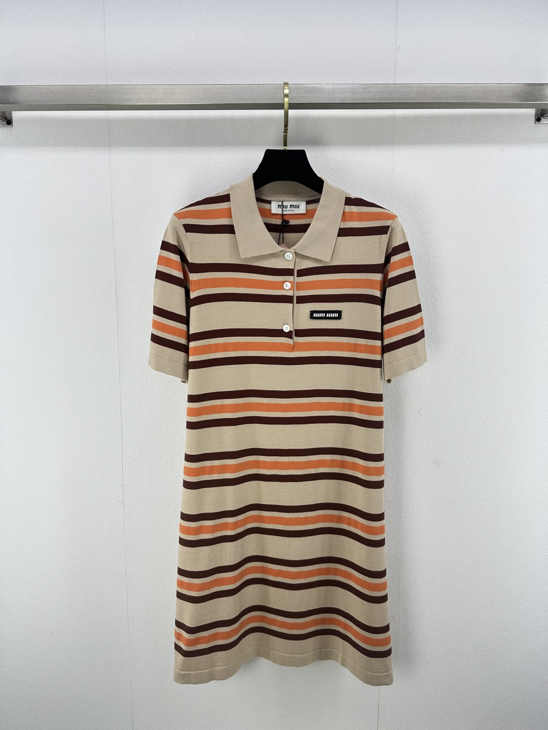 NO:313054,Miumiu* new details 25 new lapel striped knitted short-sleeved skirt with exquisite three-dimensional letters on the chest. The contrasting stripes make the ready-to-wear full of vitality. The upper body is versatile and age-reducing fashionable. 2 colors and 3 sizes SML,,miumiu, skirts, T-shirt, alexander wang19860909Miumiu*上新细节 25 新品翻领条纹针织短袖裙 胸前Logo精致立体字母 条纹撞色让成衣充满活力 上身百搭 减龄时髦 2色3码SML,,miumiu,skirts,T-shirt,alexander wang,Women's clothing