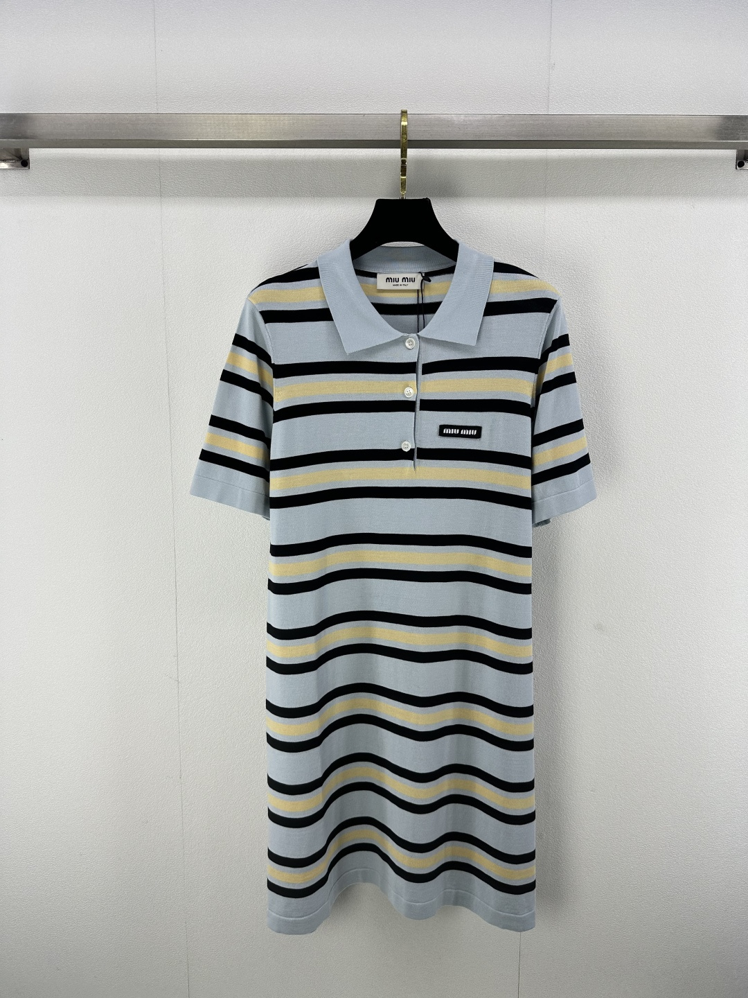 NO:313058,Miumiu* new details 25 new lapel striped knitted short-sleeved skirt with exquisite three-dimensional letters on the chest. The contrasting stripes make the ready-to-wear full of vitality. The upper body is versatile and age-reducing fashionable. 2 colors and 3 sizes SML,,miumiu, skirts, T-shirt, alexander wang19860909Miumiu*上新细节 25 新品翻领条纹针织短袖裙 胸前Logo精致立体字母 条纹撞色让成衣充满活力 上身百搭 减龄时髦 2色3码SML,,miumiu,skirts,T-shirt,alexander wang,Women's clothing