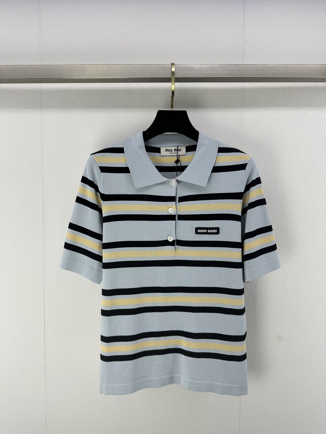 NO:313062,Miumiu* new details 25 new product lapel striped knitted short sleeves, exquisite three-dimensional letters on the chest logo, contrasting stripes make the ready-to-wear full of vitality, versatile upper body, age-reducing fashionable 2 colors 3 sizes SML,,miumiu, T-shirt,alexander wang19860909Miumiu*上新细节 25 新品翻领条纹针织短袖 胸前Logo精致立体字母 条纹撞色让成衣充满活力 上身百搭 减龄时髦 2色3码SML,,miumiu,T-shirt,alexander wang,Women's clothing