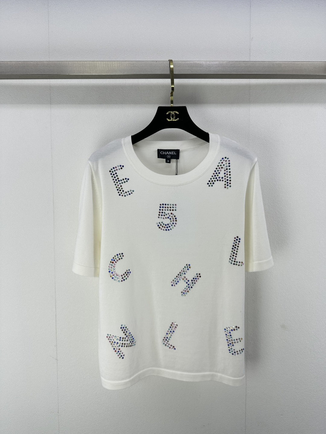 NO:313066,Chane* new details 25 Spring and summer new heavy industry diamond-sleeved short sleeve diamond-sleeved logo crafts Ultra-thin fabric comfortable and breathable, essential items for girls with small fragrance 2 colors 3 codes SML, chanel, T-shirt, alexander wang19860909Chane*上新细节 25 春夏新款重工烫钻短袖 烫钻logo工艺 超薄面料舒适透气性强 小香女孩必备单品 2色3码SML,,chanel,T-shirt,alexander wang,Women's clothing