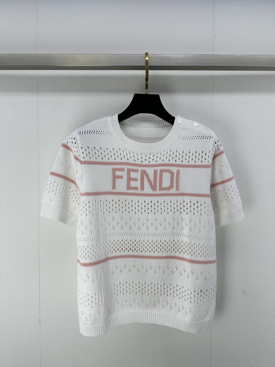 NO:313068,Fend* new details 25 spring and summer new knitted round neck short sleeves classic letter logo decoration shoulder yb open letter logo cuff embellishment hollow design breathable and comfortable fashionable and versatile 1 color 3 code SML, fendi, T-shirt, alexander wang19860909Fend*上新细节 25 春夏新款针织圆领短袖 经典字母logo装饰 肩部yb开模字母logo袖口点缀 镂空设计 透气舒服 时髦百搭 1色3码SML,,fendi,T-shirt,alexander wang,Women's clothing
