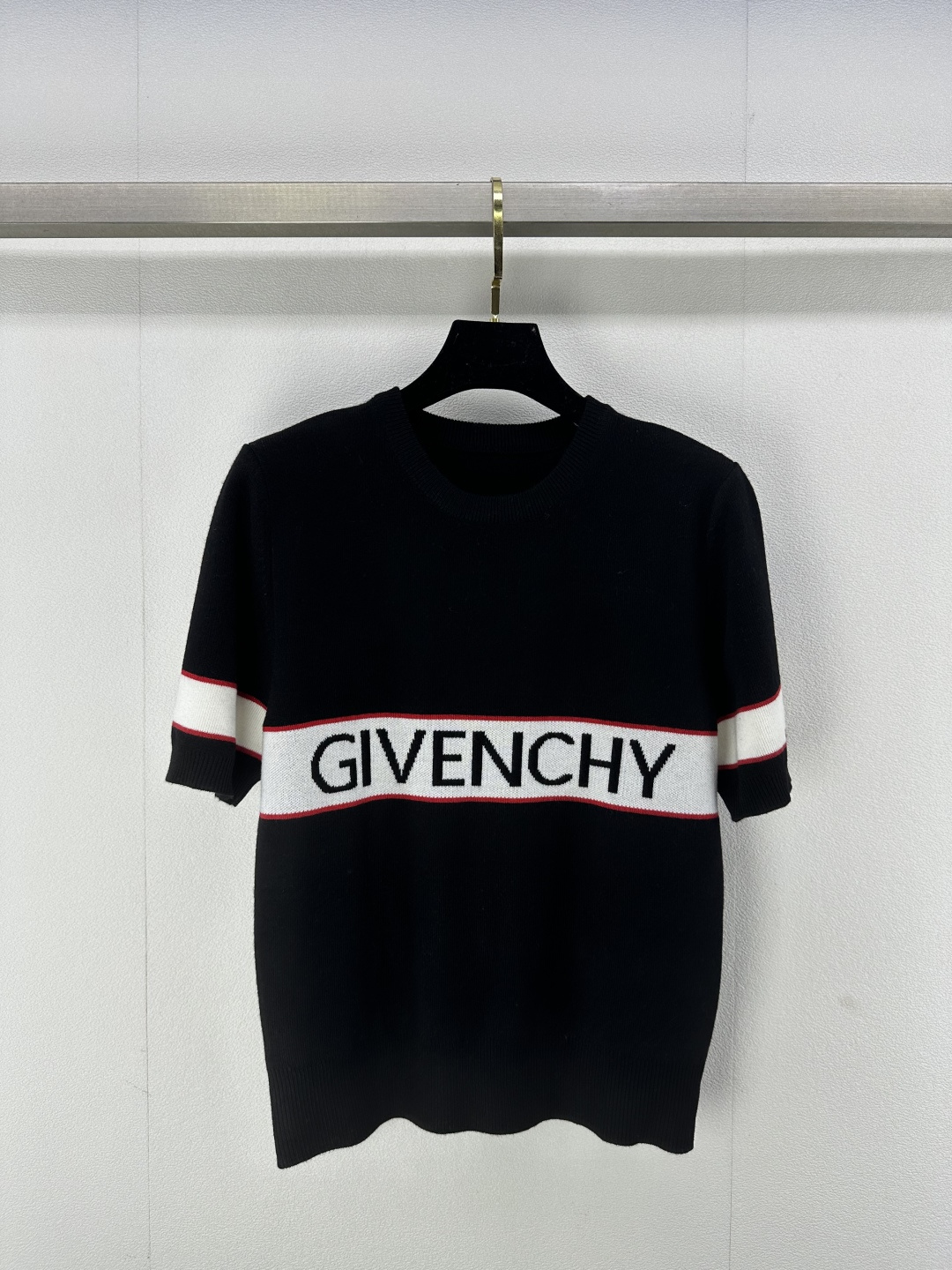 NO:313071,New details on Givench* 25 Spring and summer new knitted round neck short sleeves Contrast striped design Classic letter logo jacquard decoration Simple and fashionable daily versatile 2 colors 3 codes SML, givennchy, T-shirt, alexander wang19860909Givench*上新细节 25 春夏新款针织圆领短袖 撞色条纹设计 经典字母logo提花装饰 简约时髦日常百搭 2色3码SML,,givenchy,T-shirt,alexander wang,Women's clothing