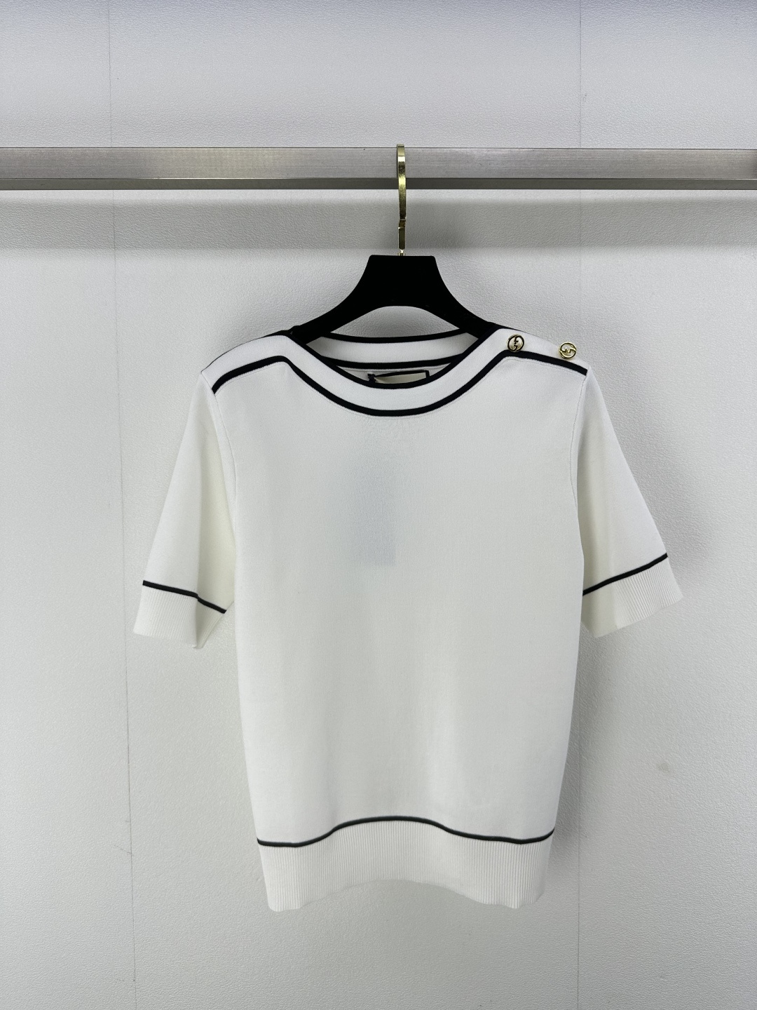 NO:313083,New details on Gucc* 25 Spring new product knitted boat neck short sleeves Customized YB imported knitted material Soft and comfortable Scale Customized logo buttons Show high-end feel A must-have outfit for dates and commuting 2 colors 3 sizes SML, gucci, T-shirt, alexander wang19860909Gucc*上新细节 25 春季新品针织船领短袖 定制YB进口针织材质 柔软舒适 垂度有型 定制logo纽扣 尽显高级感 约会通勤必备穿搭 2色3码SML,,gucci,T-shirt,alexander wang,Women's clothing