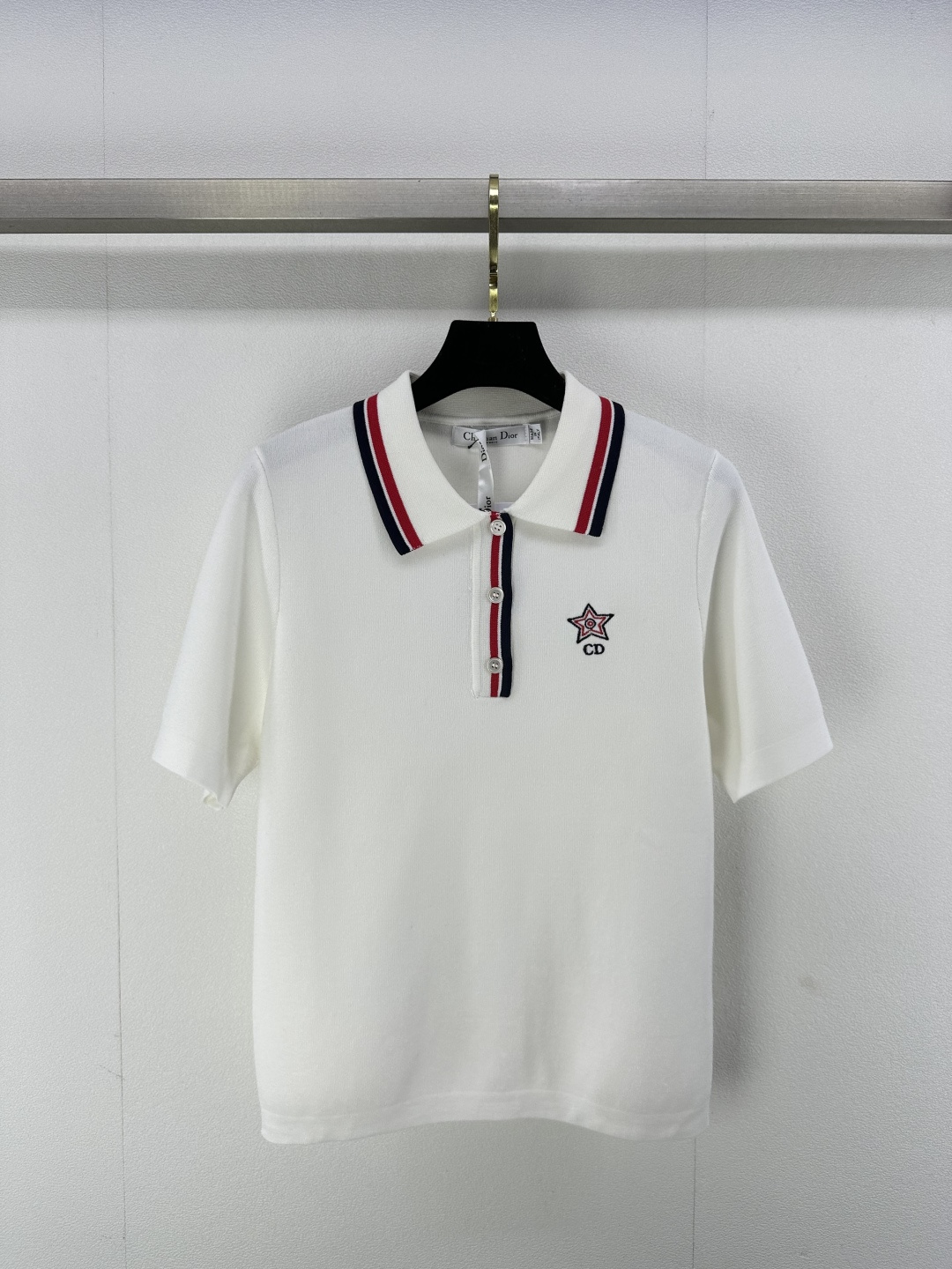 NO:313051,Dio* New Details 25 Spring and Summer Latest Embroidered Alphabet Lapel Short Sleeve!  Custom ice silk knitted material, breathable and comfortable, full texture, threads on the cuffs are slid, elastic and comfortable to wear, three-dimensional five-pointed star pattern on the chest, elegant and fashionable, creating a personalized style, fashionable and fashionable, and the brand's high-end design feel is full!  1 color 3 code SML, dior, T-shirt, alexander wang19860909Dio* 上新细节 25 春夏最新刺绣字母翻领短袖！定制冰丝针织材质 透气舒适 质感十足 袖口衣摆螺纹收边 弹性十足穿着舒适 胸前刺绣字母立体感五角星图案 优雅时尚感立现 打造个性风格 洋气时髦 品牌高级设计感拉满！ 1色3码SML,,dior,T-shirt,alexander wang,Women's clothing