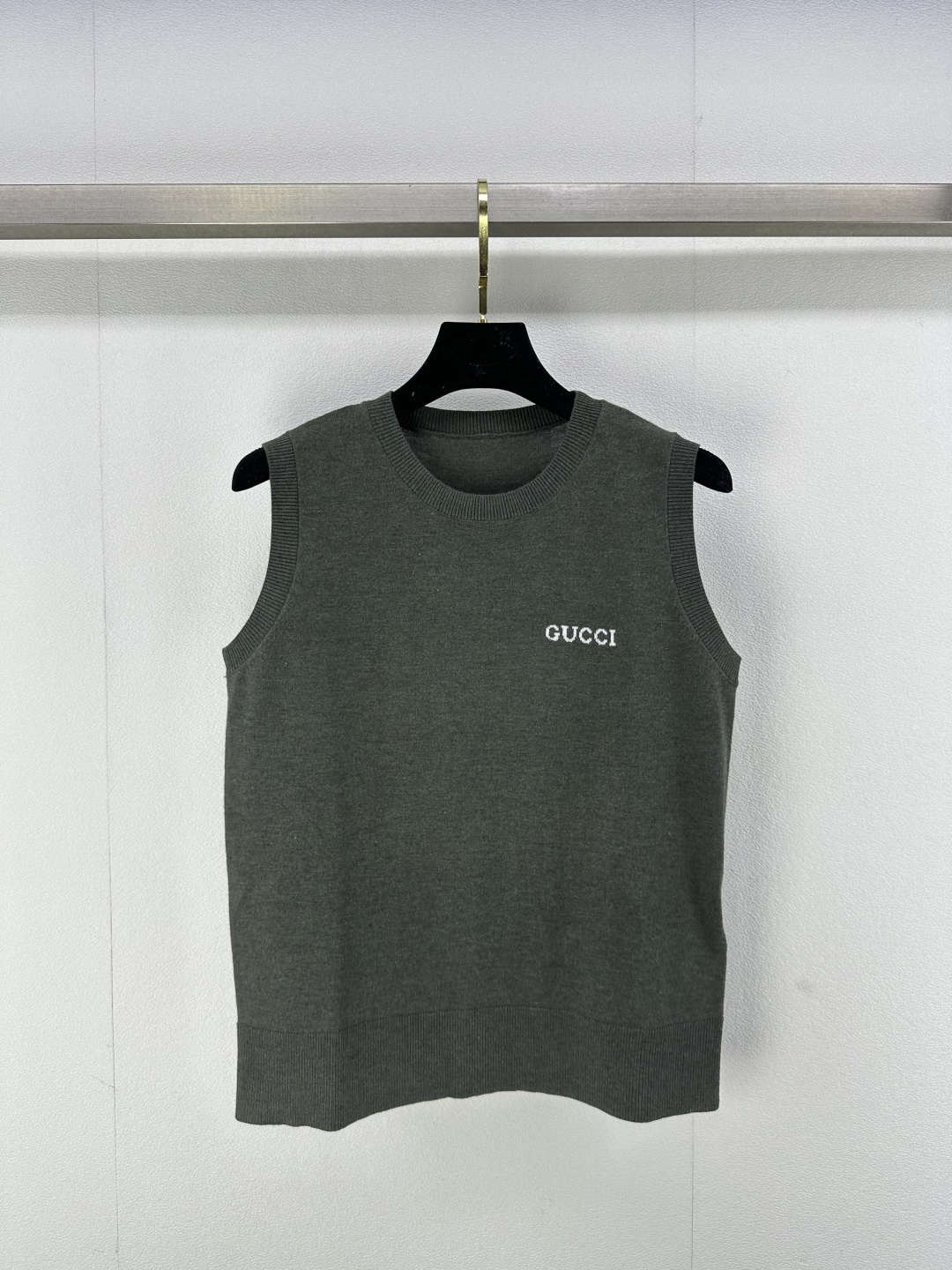 NO:313057,New details on Gucc* 25 Spring and summer new solid color vest, full of high-end feel, jacquard logo, solid color, high-end and elegant, classic style, huge slim upper body!  2 colors 3 codes SML, gucci, alexander wang19860909Gucc*上新细节 25 春夏新款纯色背心 高级感十足 提花logo 纯色高级素雅 经典版型上身巨显瘦！ 2色3码SML,,gucci,alexander wang,Women's clothing