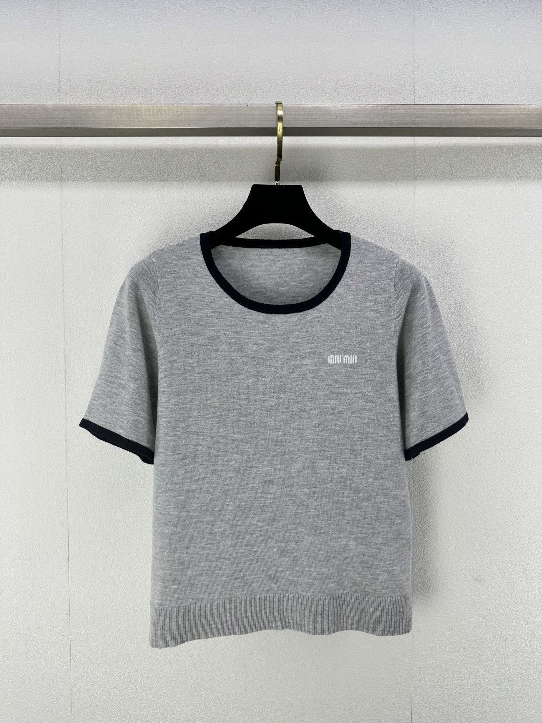 NO:313059,Miumi* new details 25 Early spring new knitted round neck contrasting short sleeves Classic letter logo jacquard embellishment Youth college style Fashionable and everyday versatile 1 color 3 code SML, miumiu, T-shirt, alexander wang19860909Miumi*上新细节 25 早春新款针织圆领撞色短袖 经典字母logo提花点缀 青春学院风 时髦日常百搭 1色3码SML,,miumiu,T-shirt,alexander wang,Women's clothing