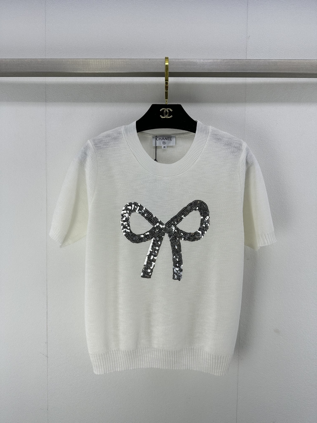 NO:313061,Chane* new details 25 Early spring new sequin bow short sleeves, chest bow bead embroidery, three-dimensional, lively and beautiful, delicate texture, elegant and elegant upper body 3 colors 3 codes SML, chanel, T-shirt, alexander wang19860909Chane*上新细节 25 早春新款亮片蝴蝶结短袖 胸前蝴蝶结珠片刺绣 立体灵动唯美 质感细腻 上身尽显优雅气质 3色3码SML,,chanel,T-shirt,alexander wang,Women's clothing