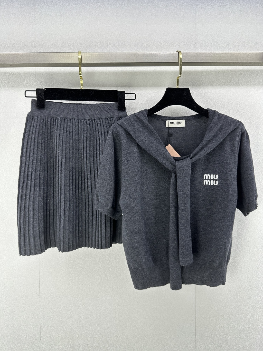 NO:313063,Miumi New Details 25 Spring New Academy Style Set Lace-up Short Sleeve   Pleated Skirt Full of High-end Feelings, Cute and Age-reducing Girl!  The classic style looks huge and slim!  3 color 3 code SML, miumiu, skirts, T-shirt, alexander wang19860909miumi 上新细节 25 春季新款学院风套装 系带短袖 百褶裙 高级感十足 可可爱爱的减龄气质少女！经典版型上身巨显瘦！ 3色3码SML,,miumiu,skirts,T-shirt,alexander wang,Women's clothing