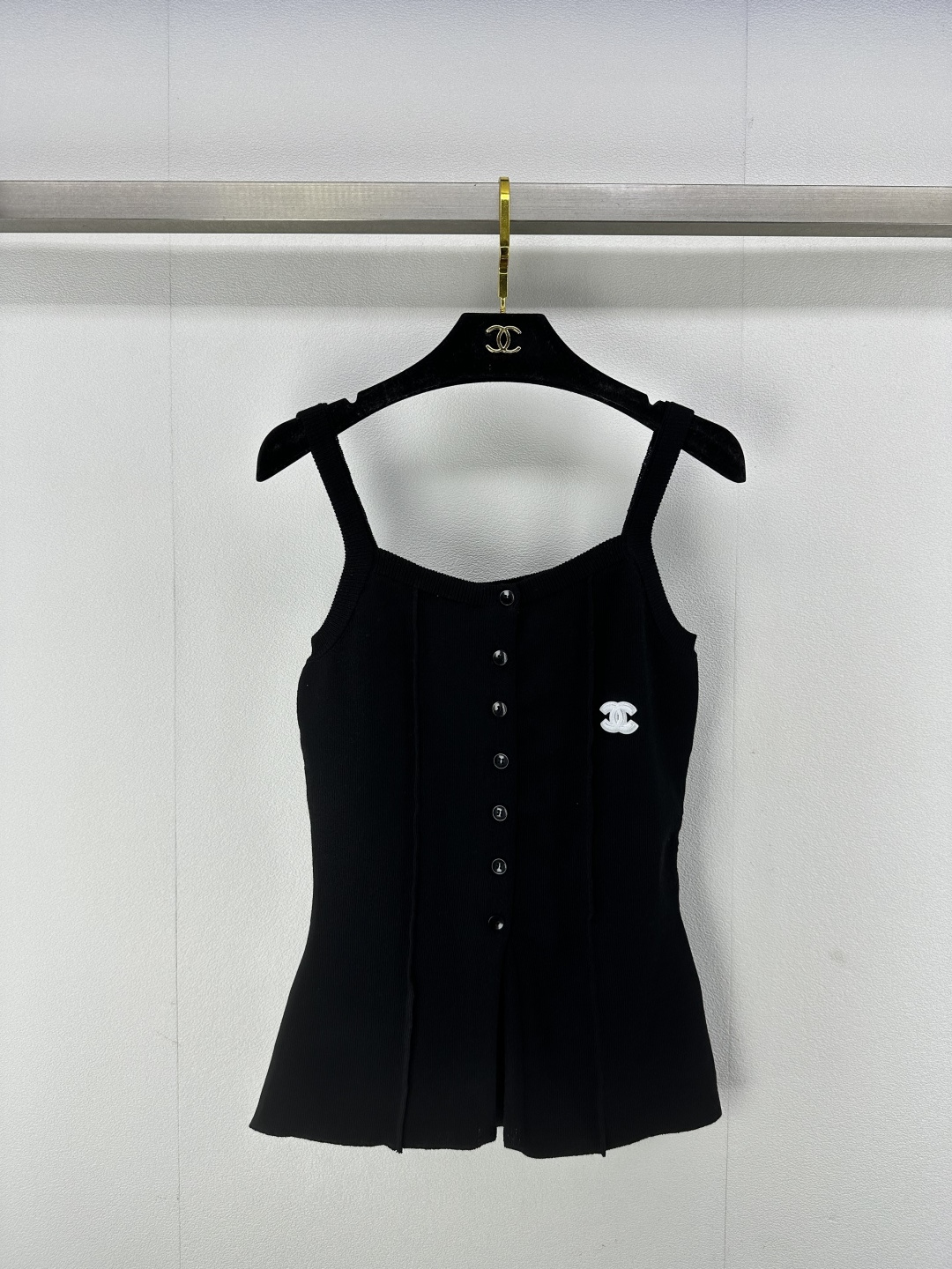 NO:313067,Chane* New details 25 Spring and summer new suspender vest, small slit design on the hem, huge age-reducing items are OK to wear inside and outside, the upper body looks very good, and the fabric is soft and comfortable, quite skin-friendly. 2 colors and 3 sizes SML, chanel, alexander wang19860909Chane* 上新细节 25 春夏新款吊带背心 下摆小开叉设计 巨减龄的单品内搭外穿都很OK 上身特别好看 而且面料柔软舒适 相当亲肤 2色3码SML,,chanel,alexander wang,Women's clothing