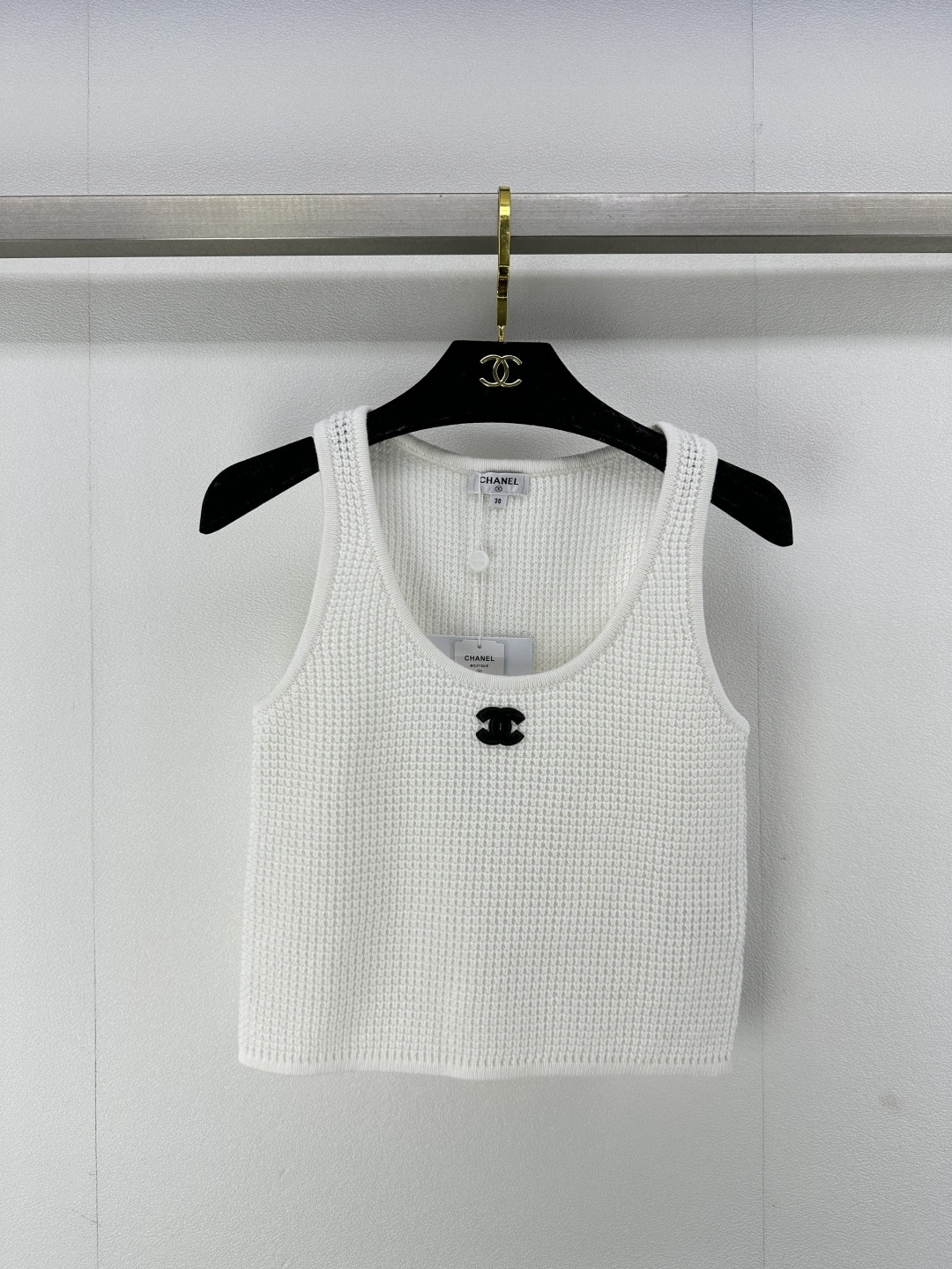 NO:313069,Chane* new details 25 New summer knitted hollow vest, versatile and simple, hollow design comfortable and breathable, embellishment of the small logo on the chest~ the upper body is versatile and fashionable!  3 color 3 code SML, chanel, alexander wang19860909Chane*上新细节 25 夏季新品针织镂空背心 百搭简约 镂空设计舒服透气 胸前小logo的点缀~上身百搭时尚！ 3色3码SML,,chanel,alexander wang,Women's clothing