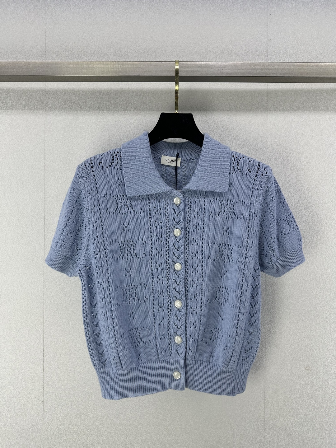 NO:320988,New details on CELNE* 25 Spring and summer new hollow polo collar cardigan short sleeves Custom logo buttons Soft and comfortable material Hollow design with a little sexy style super feminine Goddess must-have items 2 colors 3 codes SML, T-shirt, alexander wang19860909CELNE*上新细节 25 春夏新款镂空polo领开衫短袖 定制logo纽扣 材质柔软舒适 镂空设计带点小性感的款式超级女人味 女神必备单品 2色3码SML,,T-shirt,alexander wang,Women's clothing