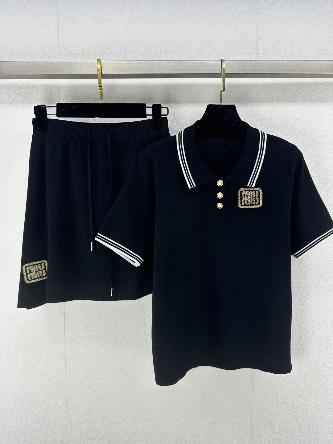 NO:320647,Miumi* new details 25 spring and summer new knitted suit lapel three-breasted design short-sleeved drawstring skirt classic letter logo decoration classic fashionable daily commuting versatile 2 colors 3 codes SML, miumiu, skirts, T-shirt, alexander wang19860909Miumi*上新细节 25 春夏新款针织套装 翻领三排扣设计短袖抽绳半裙 经典字母logo章仔装饰 经典时髦日常通勤百搭 2色3码SML,,miumiu,skirts,T-shirt,alexander wang,Women's clothing