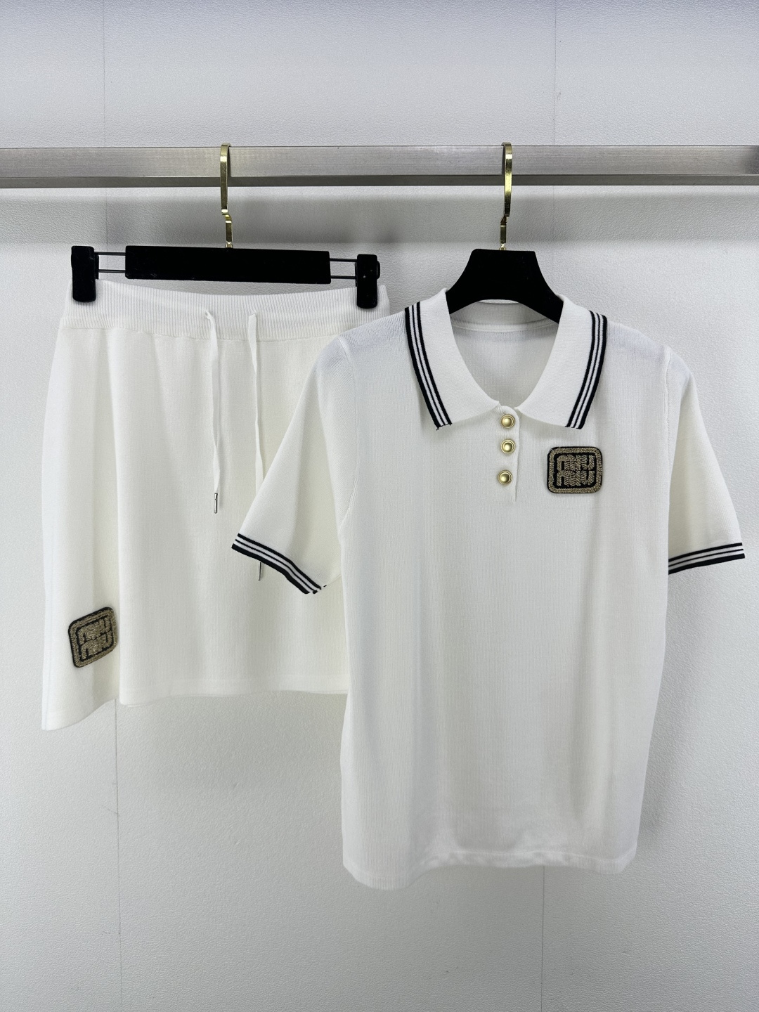 NO:320651,Miumi* new details 25 spring and summer new knitted suit lapel three-breasted design short-sleeved drawstring skirt classic letter logo decoration classic fashionable daily commuting versatile 2 colors 3 codes SML, miumiu, skirts, T-shirt, alexander wang19860909Miumi*上新细节 25 春夏新款针织套装 翻领三排扣设计短袖抽绳半裙 经典字母logo章仔装饰 经典时髦日常通勤百搭 2色3码SML,,miumiu,skirts,T-shirt,alexander wang,Women's clothing