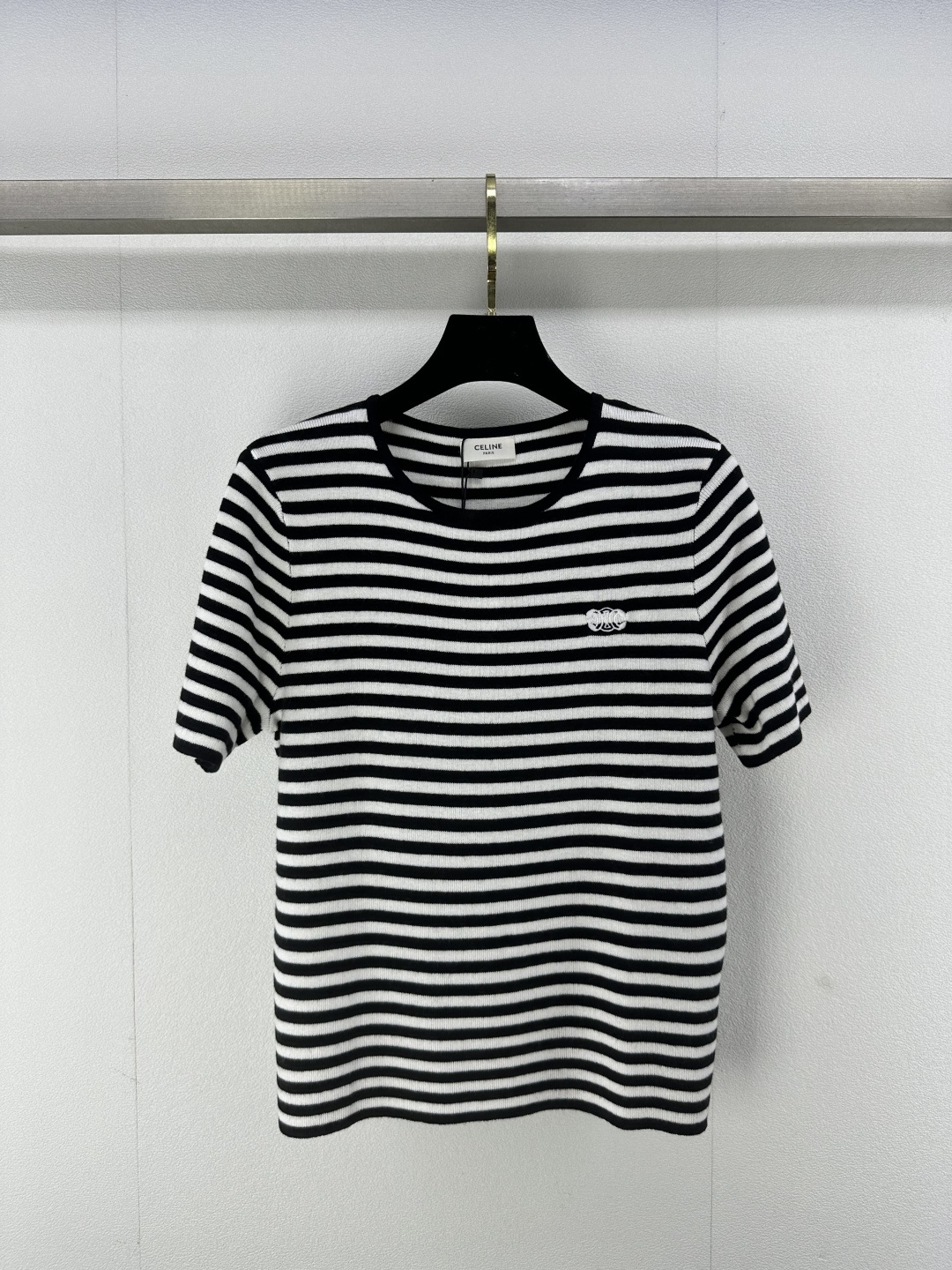 NO:320621,New details on CELIN* 25 Spring and summer latest contrasting striped short sleeves. Classic college-style striped color matching is youthful and energetic. The Arc de Triomphe logo on the chest shows recognition!  2 color 3 code SML, celine, T-shirt, alexander wang19860909CELIN*上新细节 25 春夏最新撞色条纹短袖 经典学院风条纹配色青春有活力,胸前的凯旋门logo,彰显辨识度！ 2色3码SML,,celine,T-shirt,alexander wang,Women's clothing