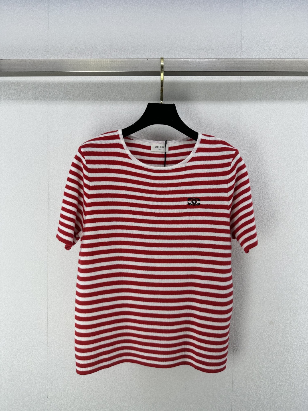 NO:320627,New details on CELIN* 25 Spring and summer latest contrasting striped short sleeves. Classic college-style striped color matching is youthful and energetic. The Arc de Triomphe logo on the chest shows recognition!  2 color 3 code SML, celine, T-shirt, alexander wang19860909CELIN*上新细节 25 春夏最新撞色条纹短袖 经典学院风条纹配色青春有活力,胸前的凯旋门logo,彰显辨识度！ 2色3码SML,,celine,T-shirt,alexander wang,Women's clothing