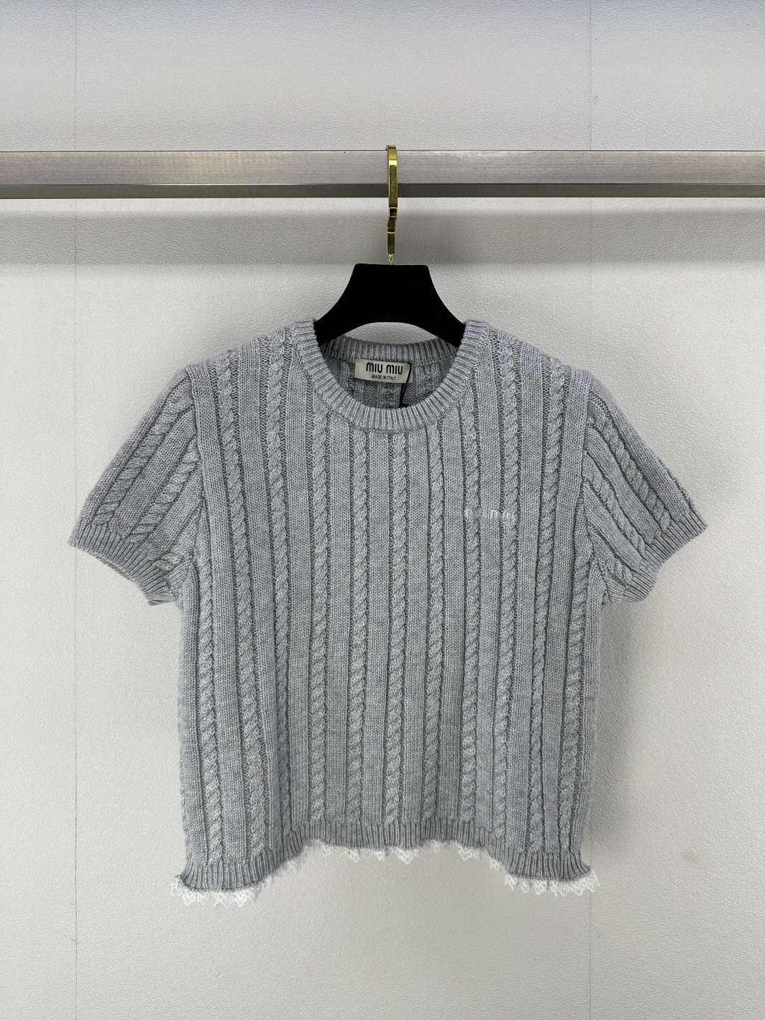 NO:321435,Miumi* new details 25 Spring and summer latest knitted lace short sleeves, chest logo embellishment, contrasting lace craftsmanship on the hem, small and short style is very slim, imported yarn texture is super comfortable and breathable 3 colors and 3 codes SML, miumiu, T-shirt, alexander wang19860909Miumi*上新细节 25 春夏最新款针织花边短袖 胸前logo胸标点缀 下摆撞色花边工艺 小短款非常显瘦,进口纱线质感超舒适透气 3色3码SML,,miumiu,T-shirt,alexander wang,Women's clothing