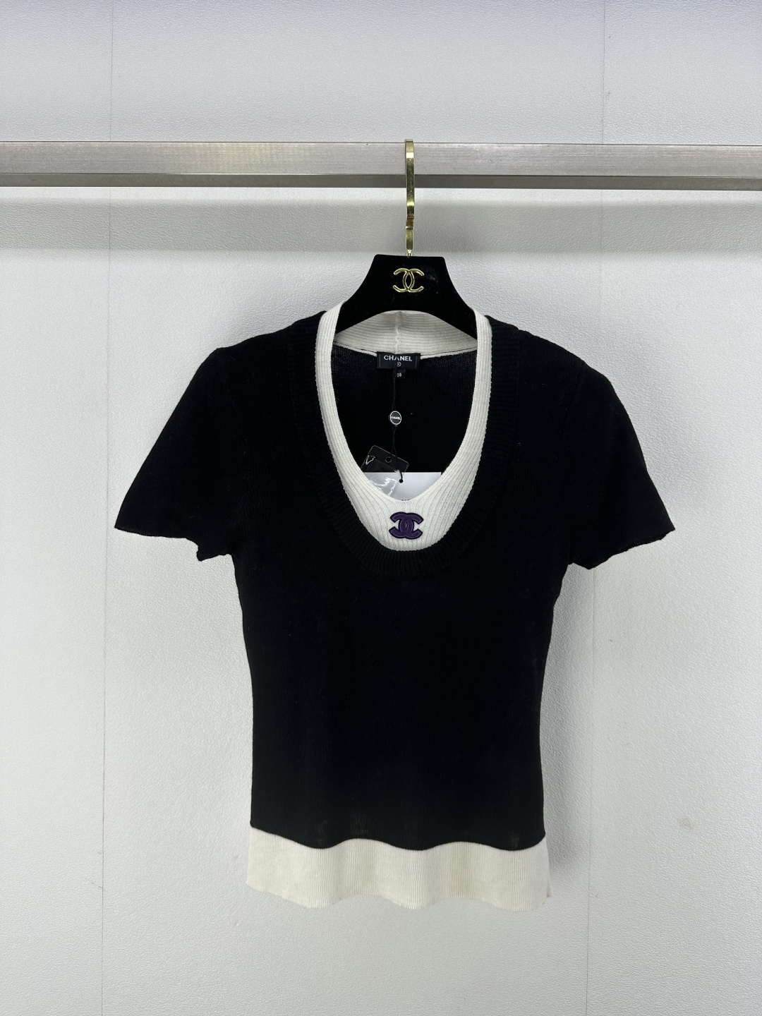 NO:321433,Chane* new details 25 Spring new double-neck short-sleeved color combination simple and high-end fake two-piece design super layered positioning logo fashionable and lazy 3-color 3-code SML, chanel, T-shirt, alexander wang19860909Chane*上新细节 25 春季新款双领短袖 拼色简约又高级假两件设计层次感超强 定位logo 时髦又慵懒 3色3码SML,,chanel,T-shirt,alexander wang,Women's clothing