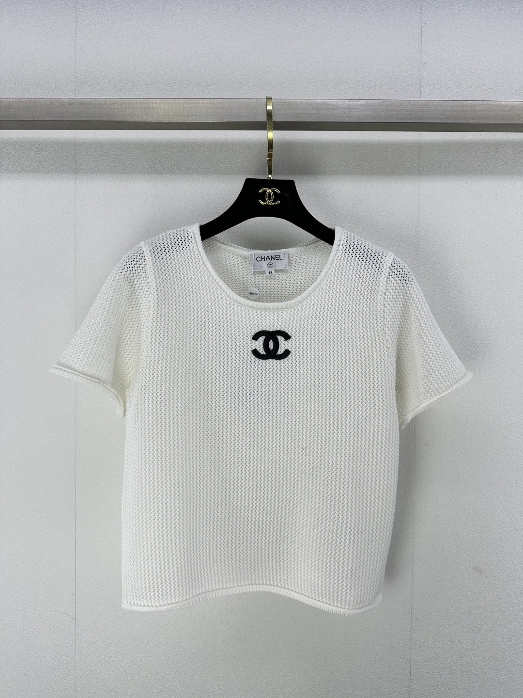 NO:321430,Chane* new details 25 New summer products knitted hollow short sleeves, versatile and simple, hollow design comfortable and breathable, embellishment of the chest logo~ the upper body is versatile and fashionable!  2 color 3 code SML, chanel, T-shirt, alexander wang19860909Chane*上新细节 25 夏季新品针织镂空短袖 百搭简约 镂空设计舒服透气 胸前logo的点缀~上身百搭时尚！ 2色3码SML,,chanel,T-shirt,alexander wang,Women's clothing