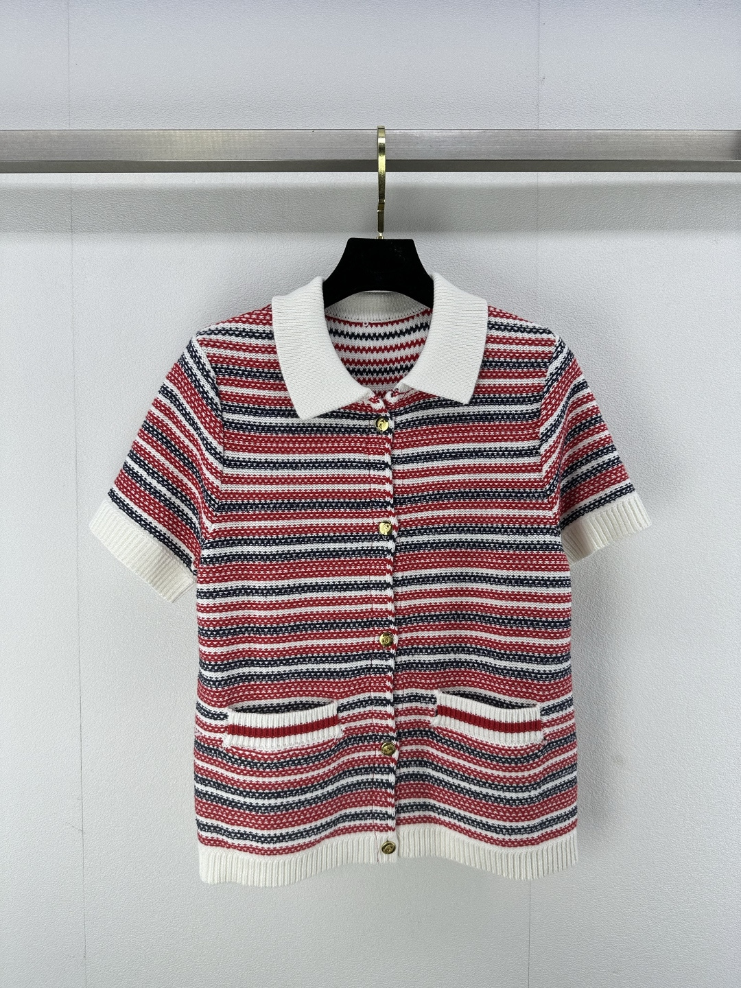 NO:320641,Gucc* New Details 25 Spring new style new striped lapel cardigan Custom YB wool yarn weaving texture breathable comfortable and delicate Custom logo button Lapel cardigan tailoring Ready-to-wear Angora red color matching Clothes cuffs hem thread splicing Double side pockets Elegant retro Regular style Casual commuting 1 color 3 code SML, gucci, alexander wang19860909Gucc*上新 细节 25 春季新款新款条纹翻领开衫 定制YB羊毛纱线织造 质感透气 舒适细腻 定制logo纽扣 翻领开衫剪裁 成衣安哥拉红配色 衣襟袖口下摆螺纹拼接 双侧口袋优雅复古 常规版型 休闲通勤必备 1色3码SML,,gucci,alexander wang,Women's clothing