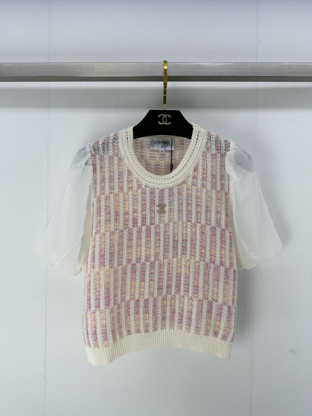 NO:321429,New details on Chane* 25 Spring and summer new knitted round neck short sleeves Puff sleeve design covers flesh and makes you look slimming Brand logo embellishment Pink color matching 1 color 3 code SML, chanel, T-shirt, alexander wang19860909Chane*上新细节 25 春夏新款针织圆领短袖 泡泡袖设计遮肉显瘦 品牌logo点缀 粉嫩配色 1色3码SML,,chanel,T-shirt,alexander wang,Women's clothing
