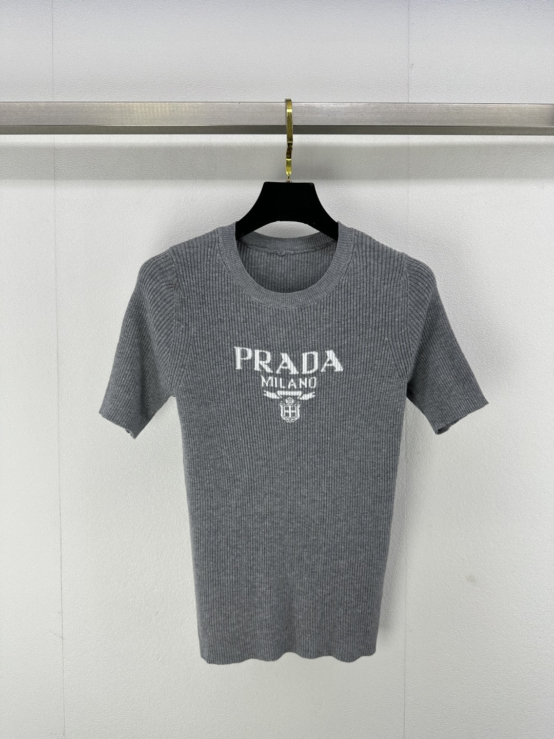 NO:320632,New details on Prad* 25 Spring new letter logo short-sleeved knitted short-sleeved classic chest logo inlay simple slim fit style chic contrasting letter logo matching super fashionable and versatile high-end gray color matching 1 color 3 code SML, prada, T-shirt, alexander wang19860909Prad*上新细节 25 春季新款字母logo短袖针织短袖 胸口经典logo嵌花 简洁修身版型 别致撞色字母logo搭配超级时髦百搭 高级灰配色 1色3码SML,,prada,T-shirt,alexander wang,Women's clothing
