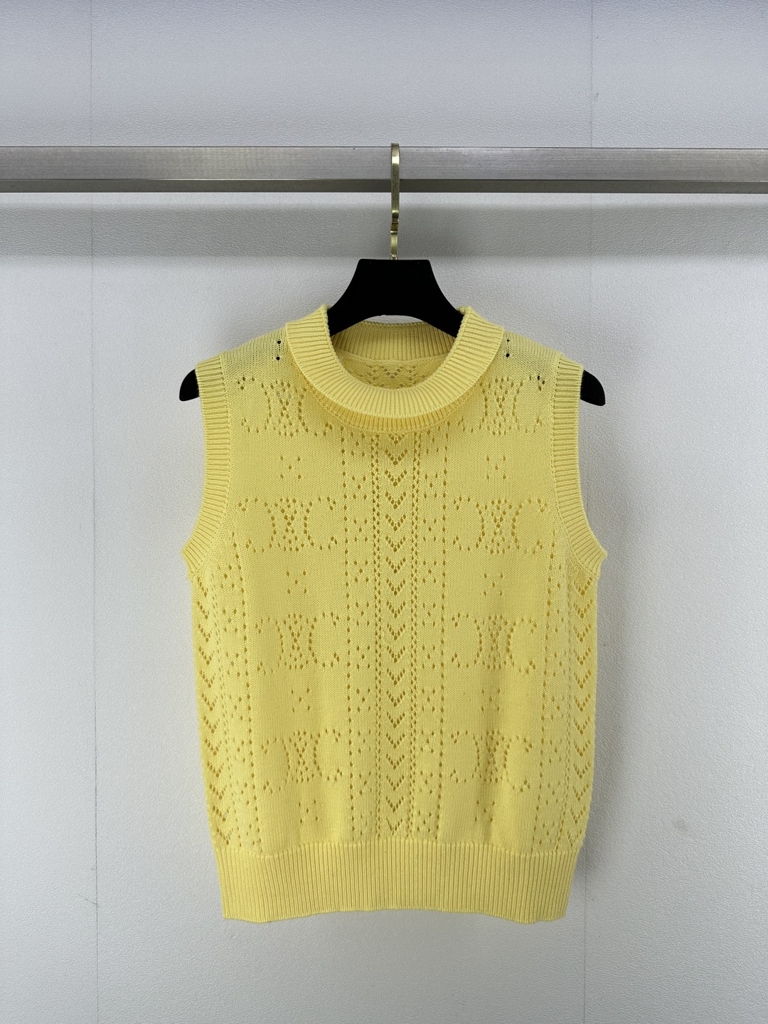 NO:320626,Celin* new details 25 spring and summer new knitted round neck vest classic brand logo pattern hollow jacquard decoration hollow breathable and comfortable fashionable sweet and exquisite versatile 2 colors 3 codes SML, celine, alexander wang19860909Celin*上新细节 25 春夏新款针织圆领背心 经典品牌logo图案镂空提花装饰 镂空透气舒服 时髦甜美精致百搭 2色3码SML,,celine,alexander wang,Women's clothing