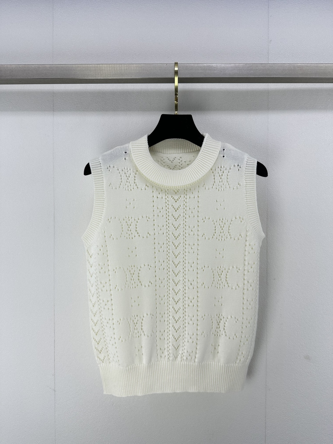 NO:320620,Celin* new details 25 spring and summer new knitted round neck vest classic brand logo pattern hollow jacquard decoration hollow breathable and comfortable fashionable sweet and exquisite versatile 2 colors 3 codes SML, celine, alexander wang19860909Celin*上新细节 25 春夏新款针织圆领背心 经典品牌logo图案镂空提花装饰 镂空透气舒服 时髦甜美精致百搭 2色3码SML,,celine,alexander wang,Women's clothing