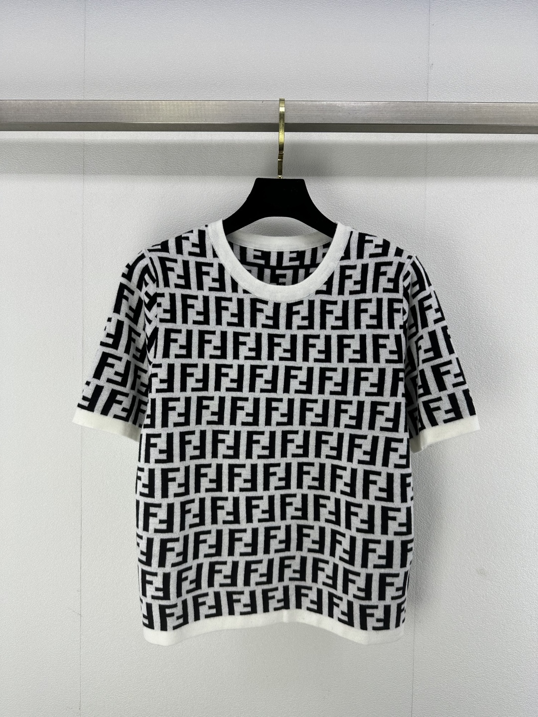 NO:320637,Fend* new details 25 spring and summer new knitted round neck short sleeves classic double F letter logo contrast jacquard decoration regular style classic fashionable big brand daily versatile. 2 colors 3 SML, fendi, T-shirt, alexander wang19860909Fend*上新细节 25 春夏新款针织圆领短袖 经典双F字母logo撞色提花装饰 常规版型 经典时髦大牌日常百搭. 2色3码SML,,fendi,T-shirt,alexander wang,Women's clothing