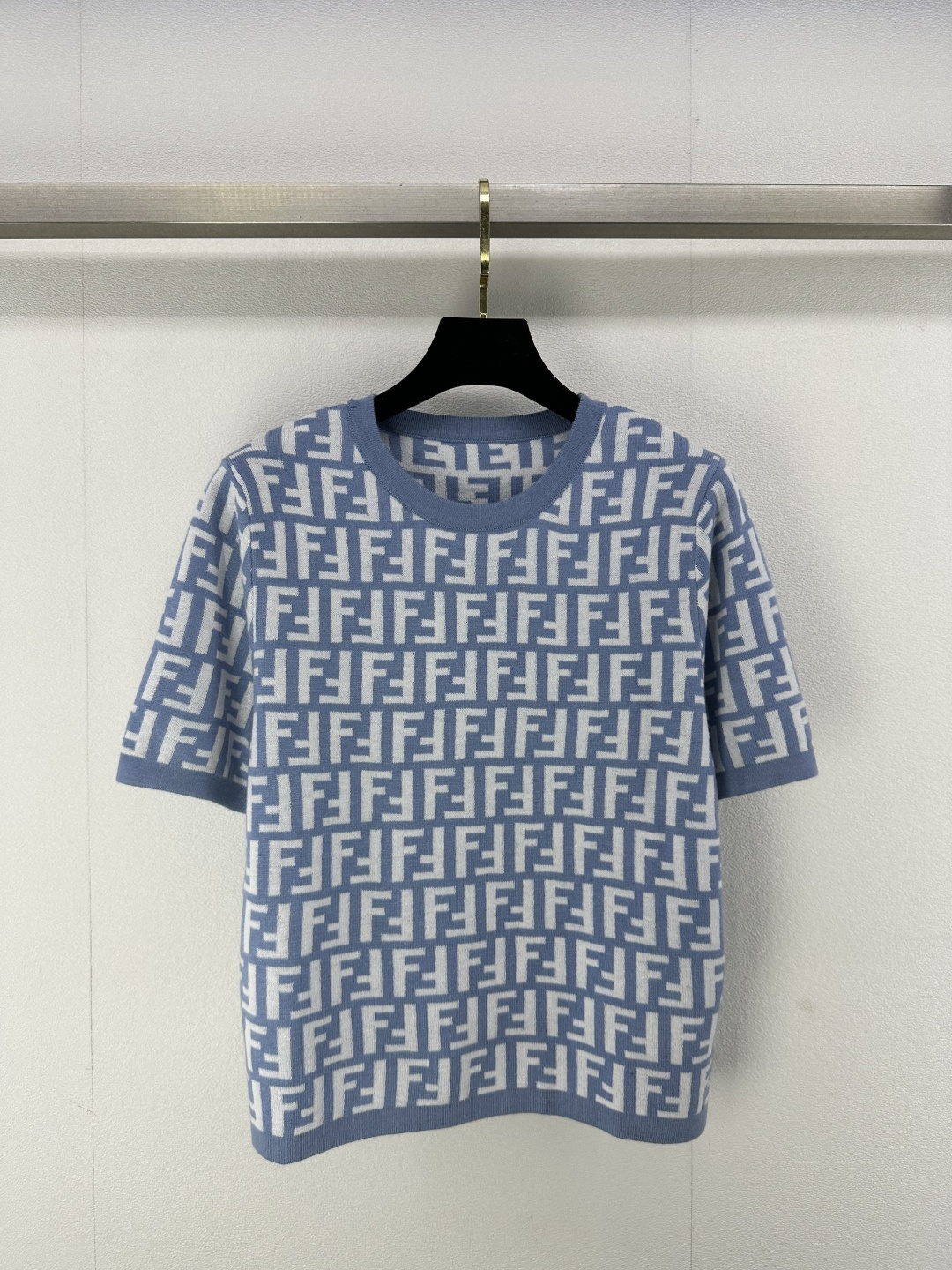 NO:320640,Fend* new details 25 spring and summer new knitted round neck short sleeves classic double F letter logo contrast jacquard decoration regular style classic fashionable big brand daily versatile. 2 colors 3 SML, fendi, T-shirt, alexander wang19860909Fend*上新细节 25 春夏新款针织圆领短袖 经典双F字母logo撞色提花装饰 常规版型 经典时髦大牌日常百搭. 2色3码SML,,fendi,T-shirt,alexander wang,Women's clothing