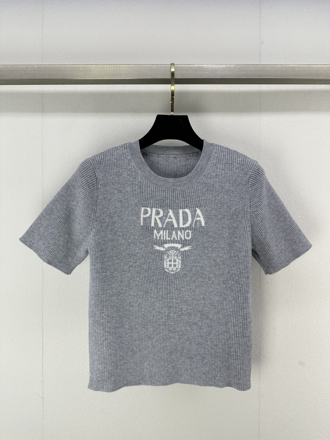 NO:320967,New details on Prad* 25 Spring and summer new knitted round neck short sleeves Classic letter logo pattern contrasting jacquard decoration Slim fit and slim fit Classic fashionable and versatile 2 colors 3 codes SML, prada, T-shirt, alexander wang19860909Prad*上新细节 25 春夏新款针织圆领短袖 经典字母logo图案撞色提花装饰 修身显瘦版型 经典时髦百搭 2色3码SML,,prada,T-shirt,alexander wang,Women's clothing