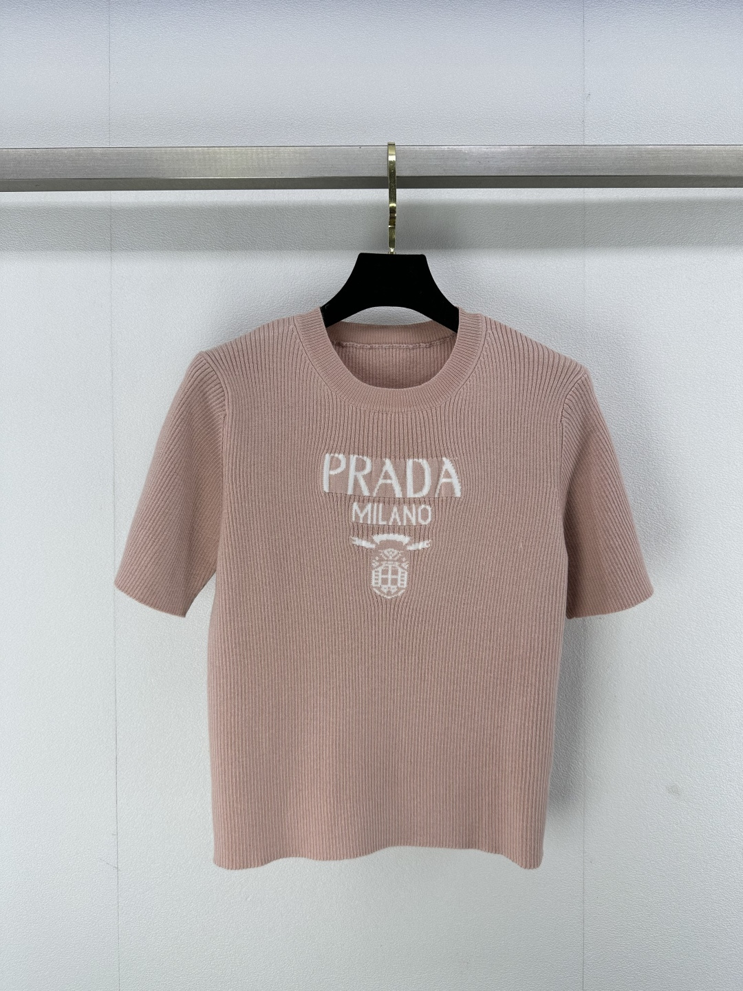 NO:320973,New details on Prad* 25 Spring and summer new knitted round neck short sleeves Classic letter logo pattern contrasting jacquard decoration Slim fit and slim fit Classic fashionable and versatile 2 colors 3 codes SML, prada, T-shirt, alexander wang19860909Prad*上新细节 25 春夏新款针织圆领短袖 经典字母logo图案撞色提花装饰 修身显瘦版型 经典时髦百搭 2色3码SML,,prada,T-shirt,alexander wang,Women's clothing
