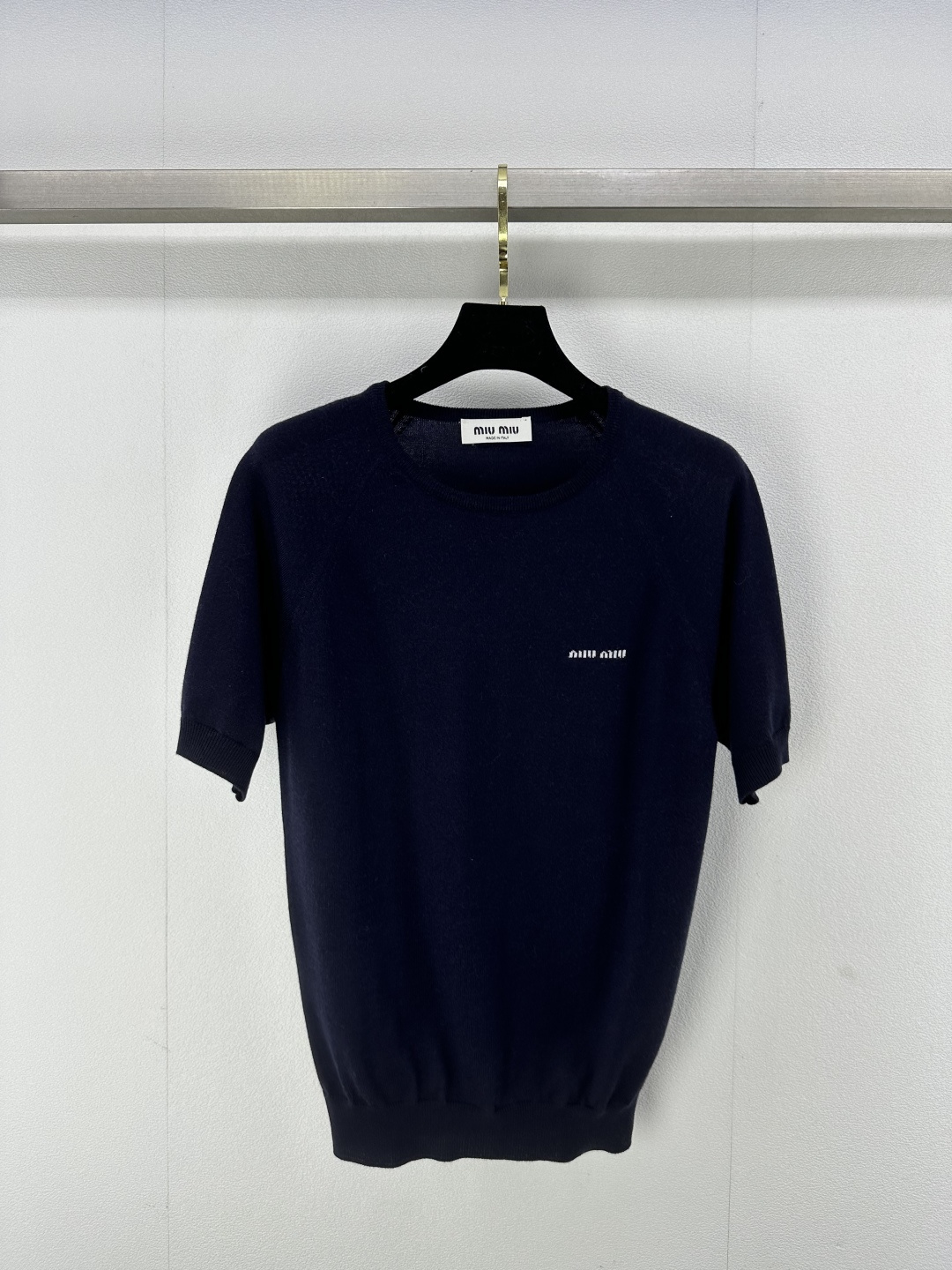 NO:320617,Miumi* new details 25 Early spring new round neck knitted short sleeves jacquard letter logo on chest simple and versatile. Randomly match 1 color 3 code SML, miumiu, T-shirt, alexander wang19860909Miumi*上新细节 25 早春新款圆领针织短袖 胸前提花字母logo 简约又百搭 随意搭配 1色3码SML,,miumiu,T-shirt,alexander wang,Women's clothing