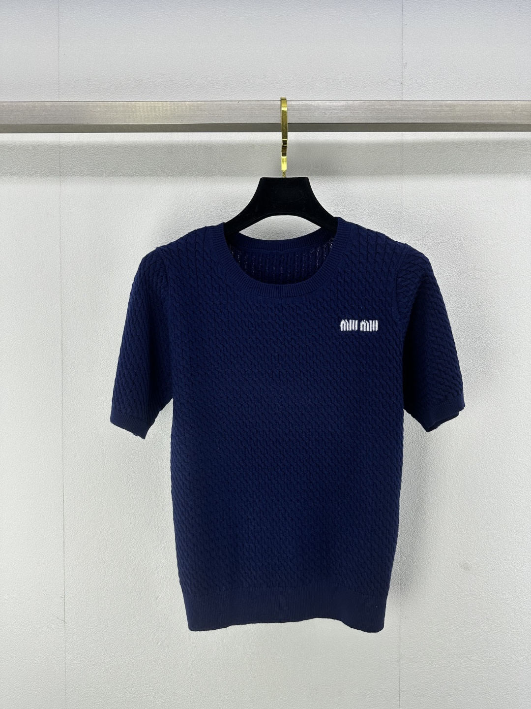 NO:320993,Miumi* New Details 25 Spring and Summer Latest Twist Knitted Round Neck Short Sleeves!  The chest is decorated with brand logo embellishment, and the fine linen twisted rope texture is exquisite and atmospheric!  The slim fit style makes you look slim!  1 color 3 code SML, miumiu, T-shirt, alexander wang19860909Miumi* 上新细节 25 春夏最新麻花针织圆领短袖！胸前饰以品牌logo点缀设计,细麻花扭绳纹理精致大气！修身版型巨显瘦！ 1色3码SML,,miumiu,T-shirt,alexander wang,Women's clothing