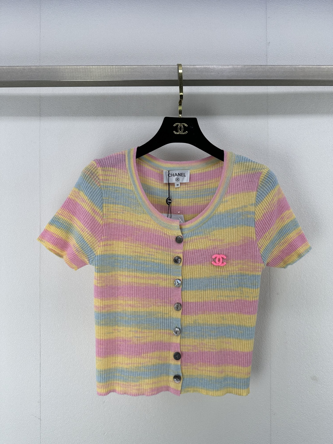 NO:322001,Chane* new details 25 new summer gradient color cardigan short sleeves Double Clogo embellishment of small fragrance youthful and energetic beautiful girl 3 colors 3 size SML, chanel, T-shirt, alexander wang19860909Chane*上新细节 25 夏季新款渐变色彩色开衫短袖 双Clogo点缀小香风 青春活力美少女 3色3码SML,,chanel,T-shirt,alexander wang,Women's clothing