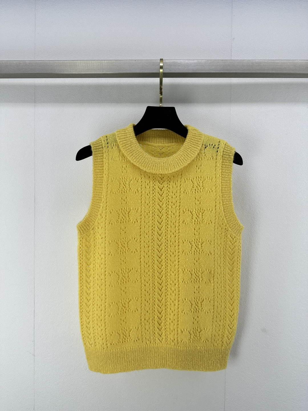 NO:320996,Celin* new details 25 spring and summer new knitted round neck vest classic brand logo pattern hollow jacquard decoration hollow breathable and comfortable fashionable sweet and exquisite versatile 1 color 3 code SML, celine, alexander wang19860909Celin*上新细节 25 春夏新款针织圆领背心 经典品牌logo图案镂空提花装饰 镂空透气舒服 时髦甜美精致百搭 1色3码SML,,celine,alexander wang,Women's clothing