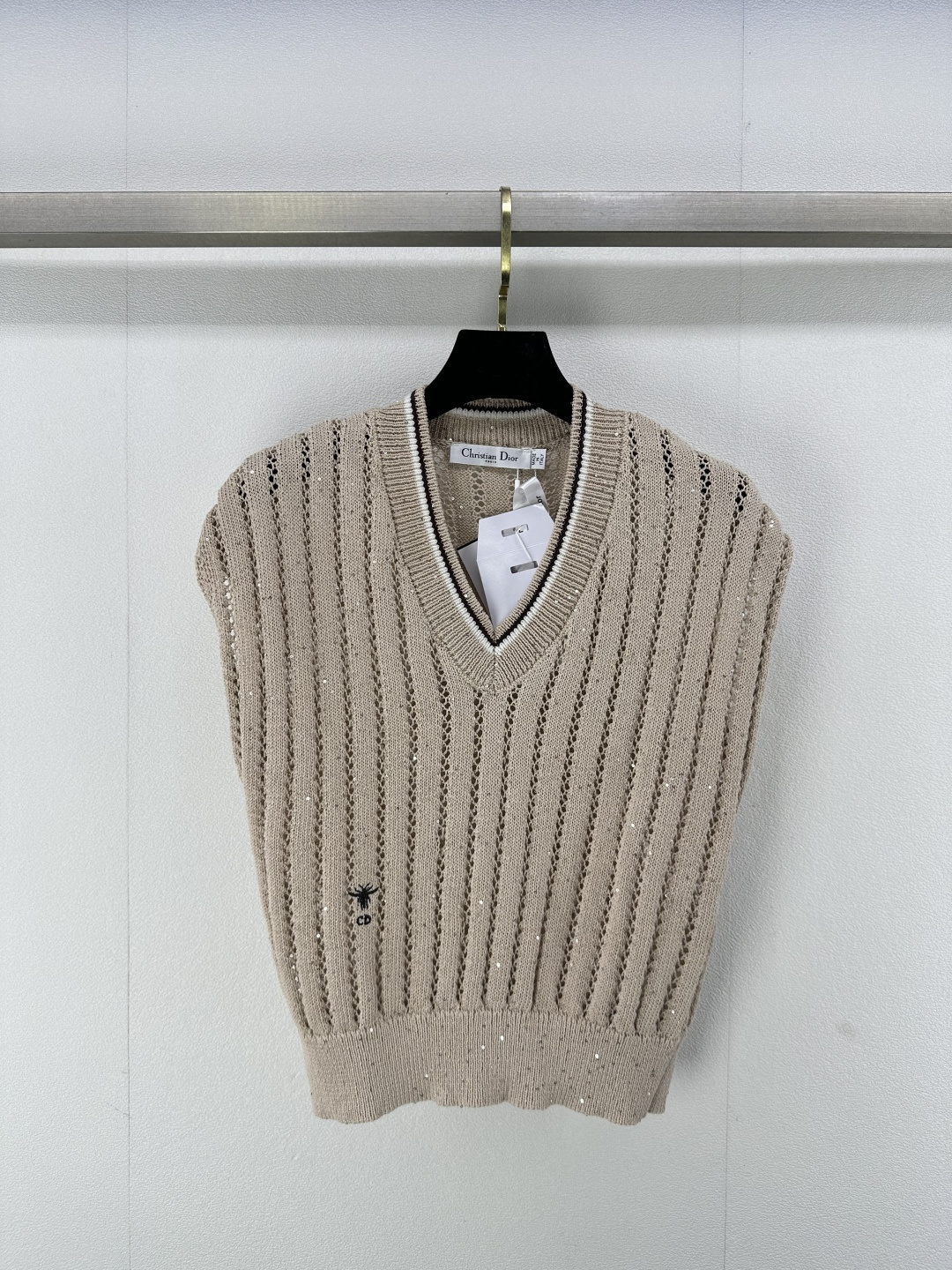 NO:321000,New details on Dio* 25 Spring and Summer New Sequin V-neck Vest!  Minimalist old-fashioned style outfit, Italian aesthetic color matching beads and sequins yarn heavy industry luxurious mysterious and noble!  Imported yarn Swiss weaving craftsmanship creates a low-key and luxurious sense of high quality!  Style and temperament are casual and elegant. Classic and not picky about people, super slim on the upper body. 1 color and 3 size SML, dior, alexander wang19860909Dio*上新细节 25 春夏新款亮片V领背心！极简老钱风穿搭,意大利美学配色珠片亮片纱线重工奢华神秘又高贵！进口纱线瑞士机织工艺打造低调奢华的高级感！版型气质随性优雅.经典不挑人上身超显瘦 1色3码SML,,dior,alexander wang,Women's clothing