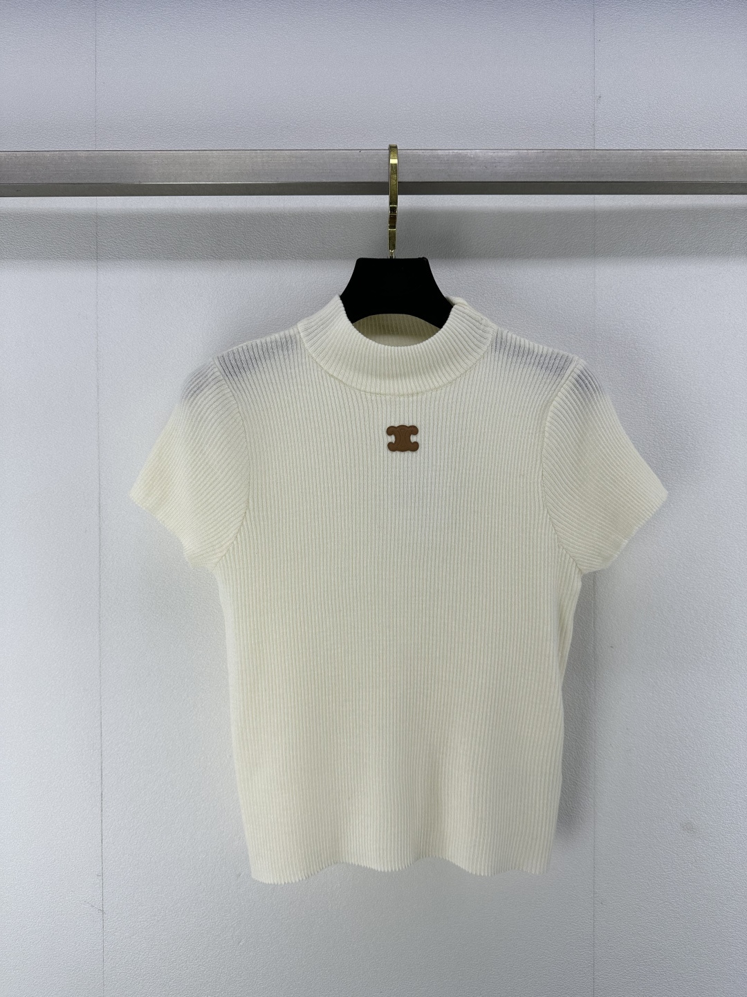 NO:321391,Celin* new details 25 Early autumn new knitted round neck short sleeve neckline edging design logo neckline pattern decoration simple fashionable casual and versatile 3 colors 3 code SML, celine, T-shirt, alexander wang19860909Celin*上新细节 25 早秋新款针织圆领短袖 领口包边设计 logo章仔图案装饰 简约时髦随性百搭不挑人 3色3码SML,,celine,T-shirt,alexander wang,Women's clothing