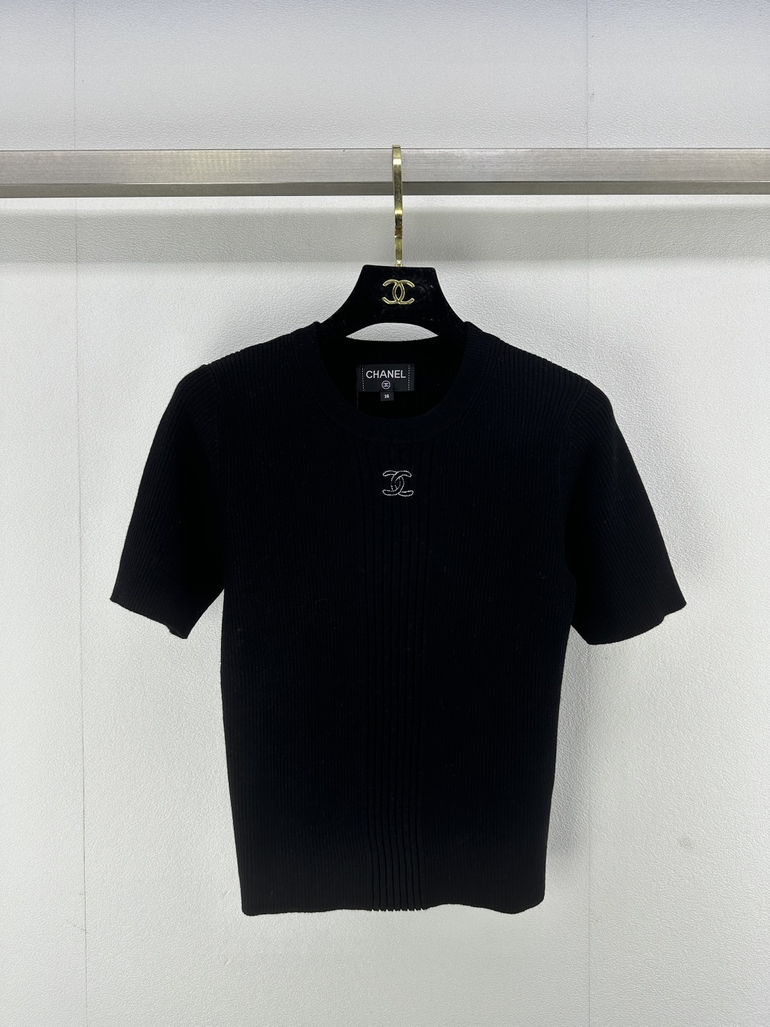 NO:320986,Chane* new details 25 new summer logo knitted short sleeves Fashion design shows elegance Simple yet stylish summer essential items 3 colors 3 codes SML, chanel, T-shirt, alexander wang19860909Chane*上新细节 25 夏季新款logo针织短袖 时尚设计尽显优雅 简约而不失格调 夏日必备单品 3色3码SML,,chanel,T-shirt,alexander wang,Women's clothing