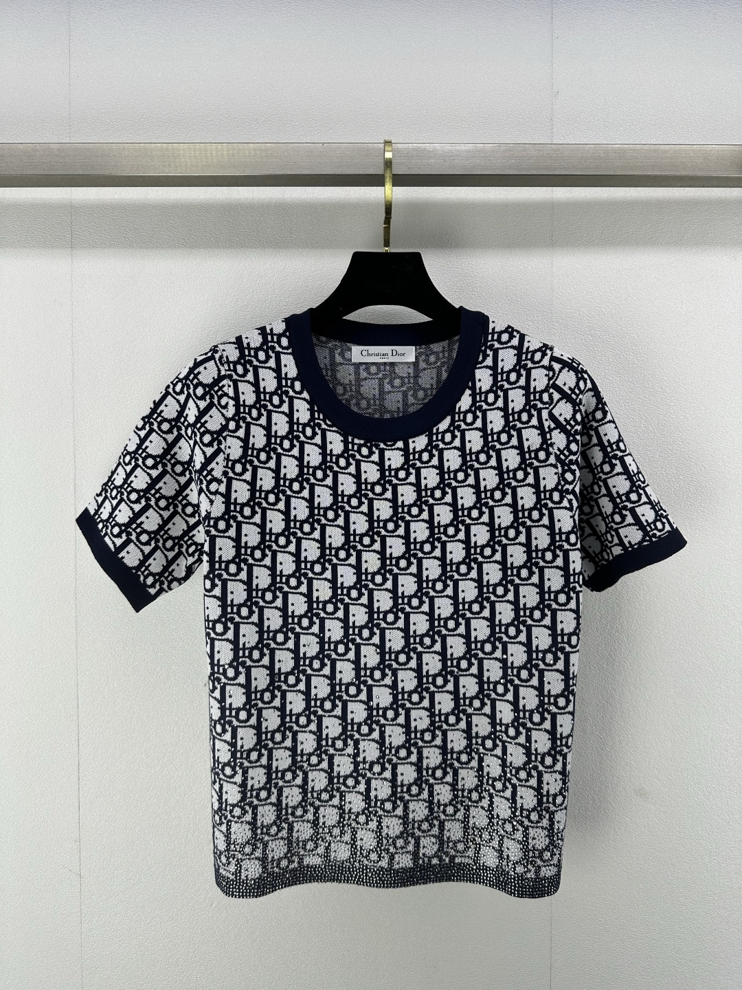 NO:322008,New details on Dio 25 Spring and summer new products full prints of jacquard diamond round neck short sleeves Imported fabrics are cool, delicate and comfortable, printed logos are low-key and luxurious, contrasting color design is fashionable and high-end, classic styles are versatile and not picky, 2 colors and 3 sizes SML, dior, T-shirt, alexander wang19860909Dio上新细节 25 春夏新品提花满印烫钻圆领短袖 进口面料质感冰凉细腻舒适 印花logo低调奢华 撞色设计时髦又高级 经典版型百搭不挑人 2色3码SML,,dior,T-shirt,alexander wang,Women's clothing