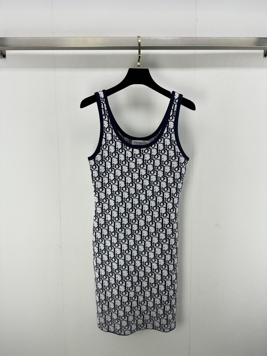 NO:322002,New details on Dio 25 Spring and summer new jacquard full-print diamond vest skirt. Imported fabrics are cool, delicate and comfortable. Printed logos are low-key and luxurious. Contrast color design is fashionable and high-end. Classic styles are versatile and not picky. 2 colors and 3 sizes. SML, dior, skirts, alexander wang19860909Dio上新细节 25 春夏新品提花满印烫钻背心裙 进口面料质感冰凉细腻舒适 印花logo低调奢华 撞色设计时髦又高级 经典版型百搭不挑人 2色3码SML,,dior,skirts,alexander wang,Women's clothing