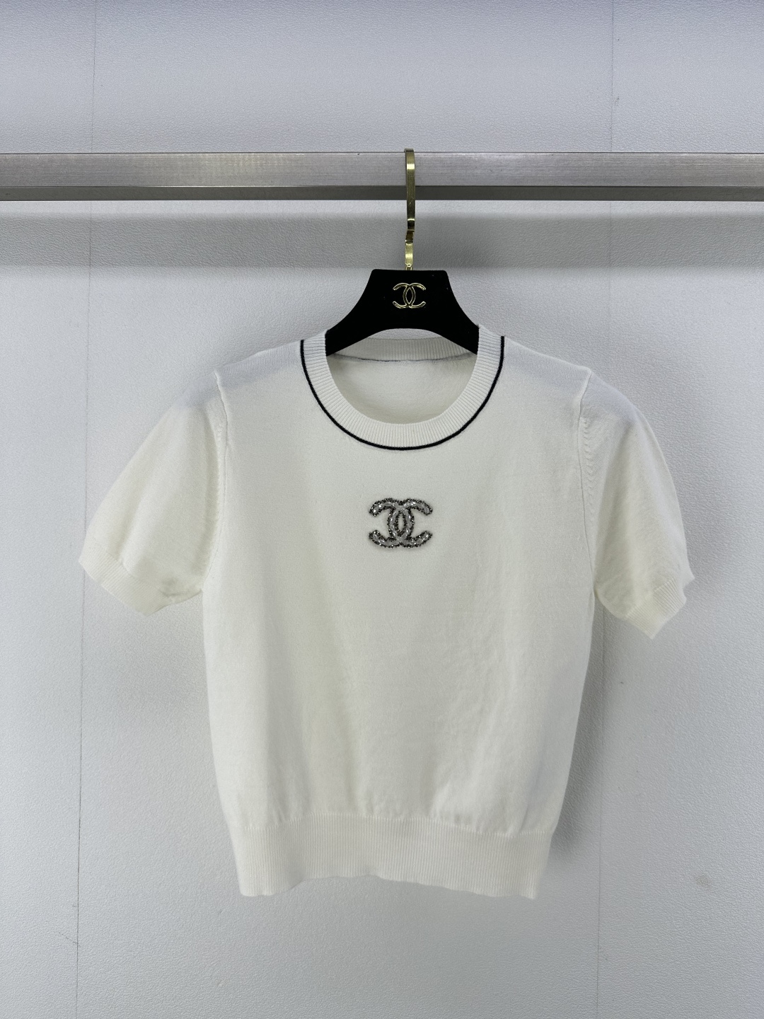 NO:321427,Chane* New details 25 Spring and summer new bead short sleeves nail bead contrasting color logo is eye-catching, the upper body is age-reducing, simple and comfortable, versatile and not picky, 3 colors and 3 sizes SML, chanel, T-shirt, alexander wang19860909Chane* 上新细节 25 春夏新款钉珠短袖 钉珠撞色logo 抢眼吸睛 上身减龄简洁舒适 百搭不挑人 3色3码SML,,chanel,T-shirt,alexander wang,Women's clothing